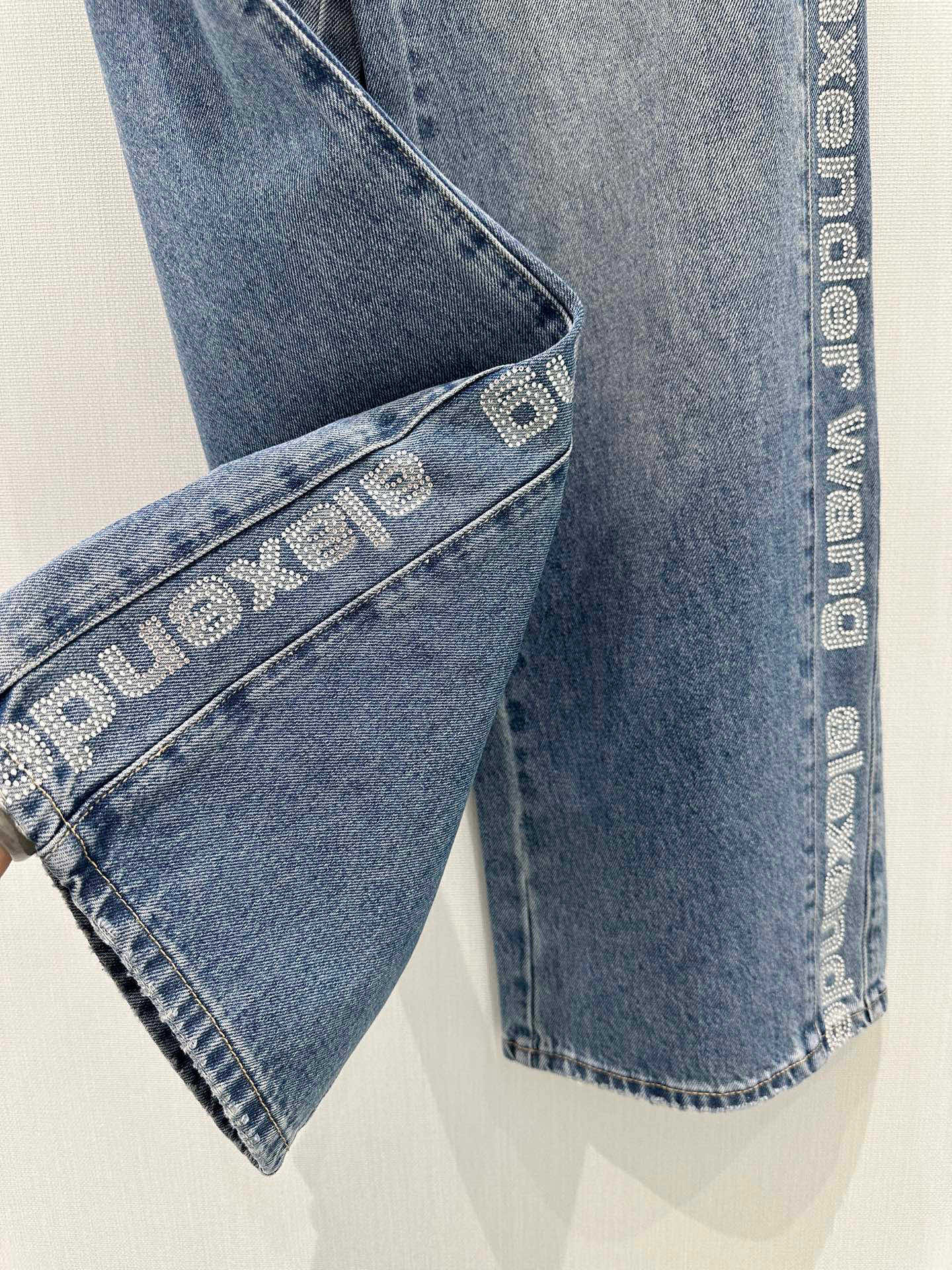 🛒𝐍𝐄𝐖 · 𝟐𝟎𝟐6/爆款现货【早春新款】原创｜侧边字母烫钻牛仔裤采用高端定制面料，牛仔穿起来非常舒适