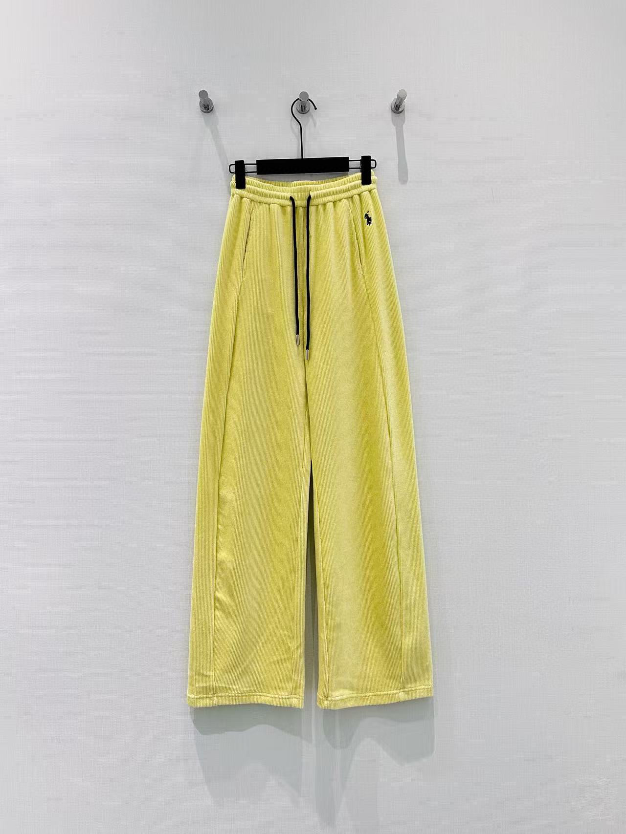 🛒𝐍𝐄𝐖 · 𝟐𝟎𝟐6/爆款现货【早春新款】设计师｜女神同款抽绳休闲裤这款裤子选用优质坑条雪尼尔面料，工