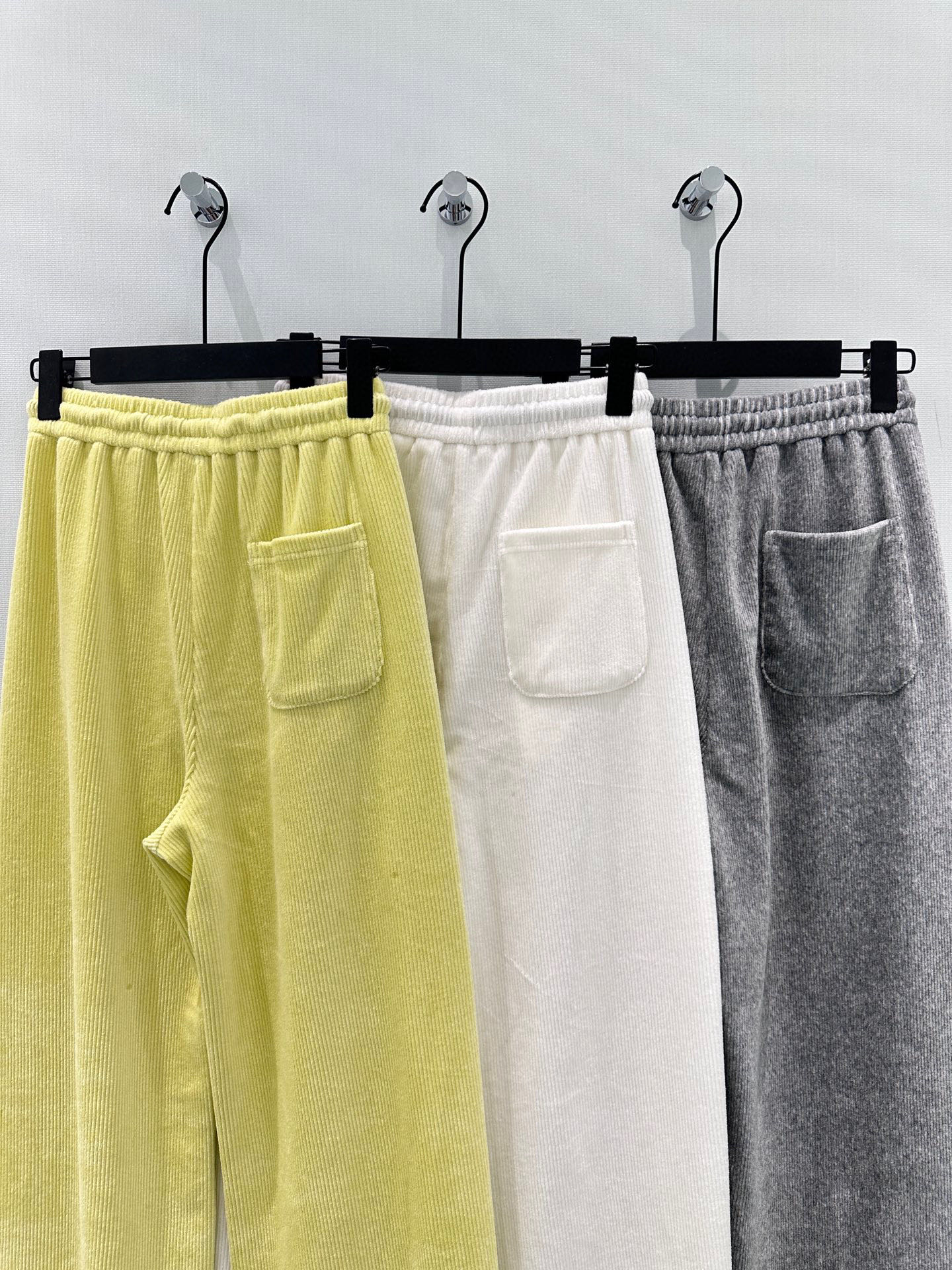 🛒𝐍𝐄𝐖 · 𝟐𝟎𝟐6/爆款现货【早春新款】设计师｜女神同款抽绳休闲裤这款裤子选用优质坑条雪尼尔面料，工