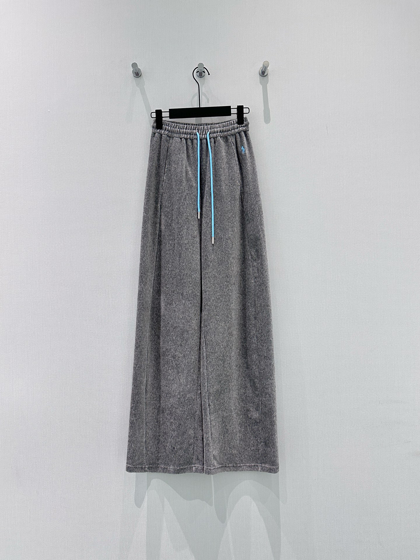 🛒𝐍𝐄𝐖 · 𝟐𝟎𝟐6/爆款现货【早春新款】设计师｜女神同款抽绳休闲裤这款裤子选用优质坑条雪尼尔面料，工