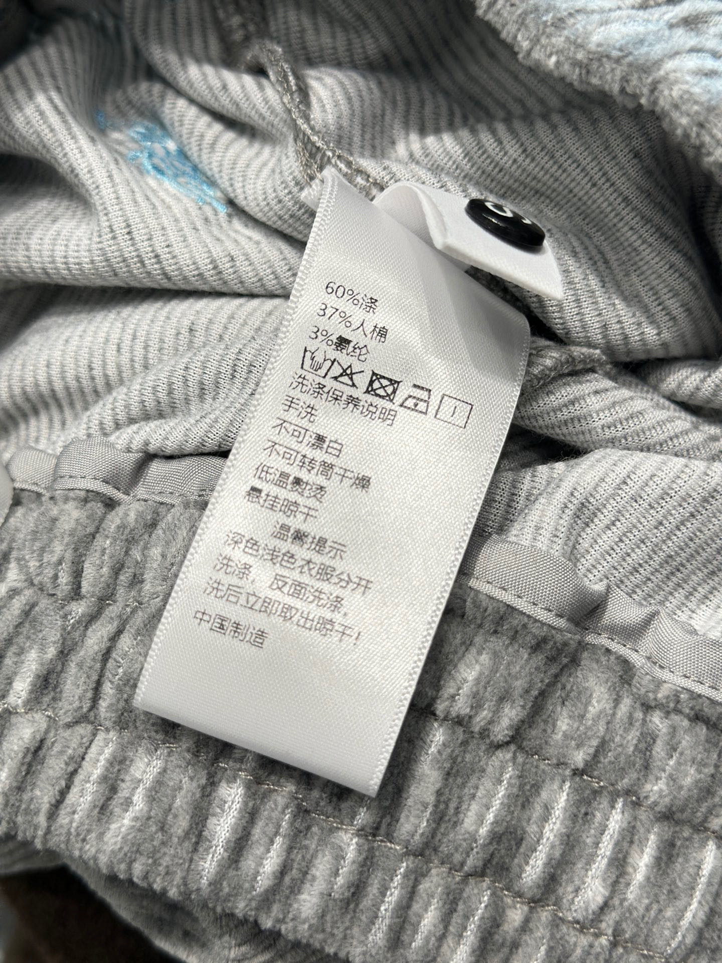 🛒𝐍𝐄𝐖 · 𝟐𝟎𝟐6/爆款现货【早春新款】设计师｜女神同款抽绳休闲裤这款裤子选用优质坑条雪尼尔面料，工