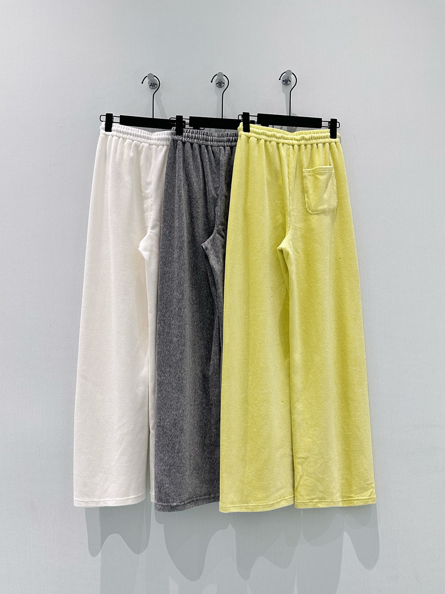 🛒𝐍𝐄𝐖 · 𝟐𝟎𝟐6/爆款现货【早春新款】设计师｜女神同款抽绳休闲裤这款裤子选用优质坑条雪尼尔面料，工