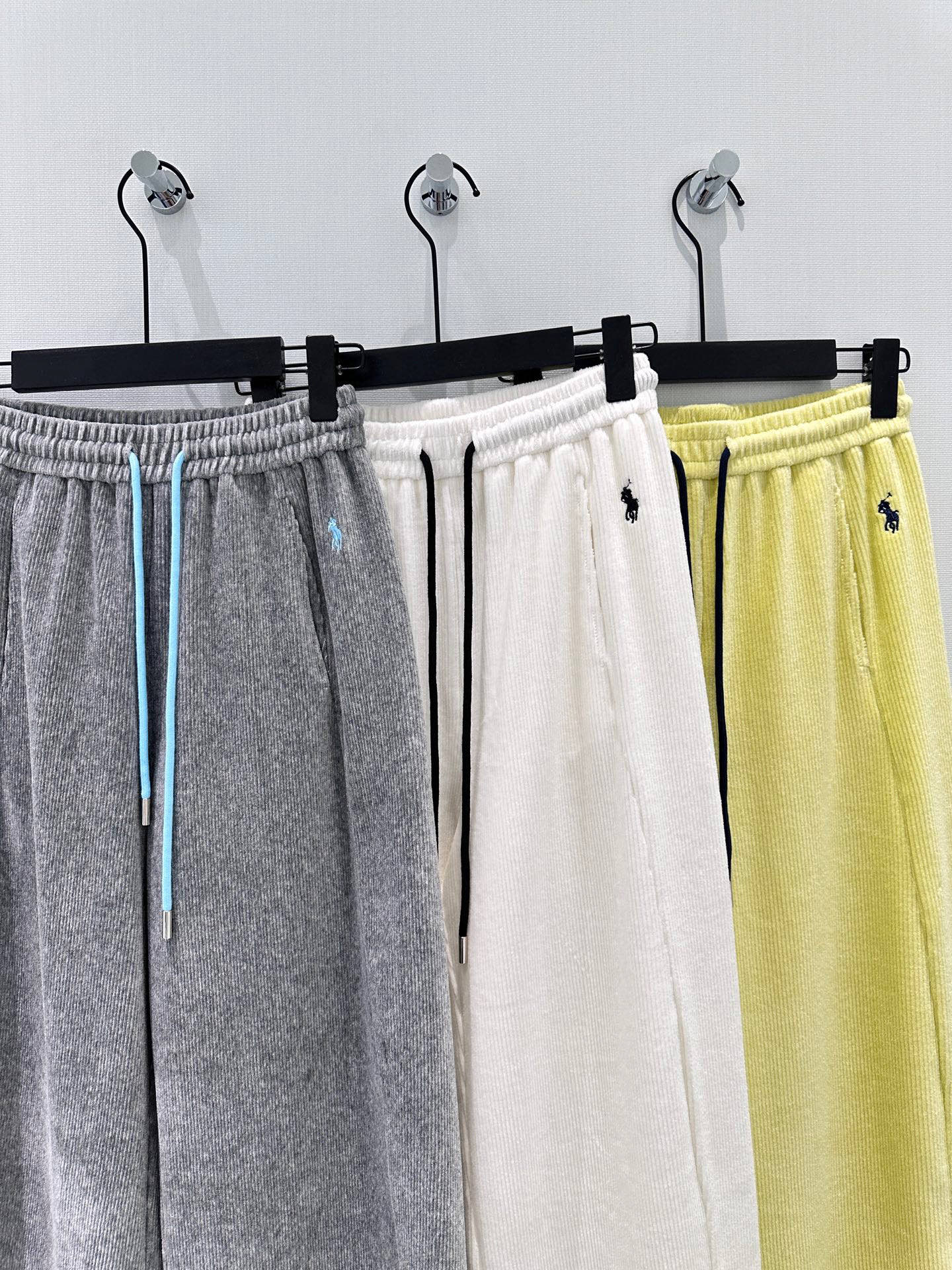 🛒𝐍𝐄𝐖 · 𝟐𝟎𝟐6/爆款现货【早春新款】设计师｜女神同款抽绳休闲裤这款裤子选用优质坑条雪尼尔面料，工