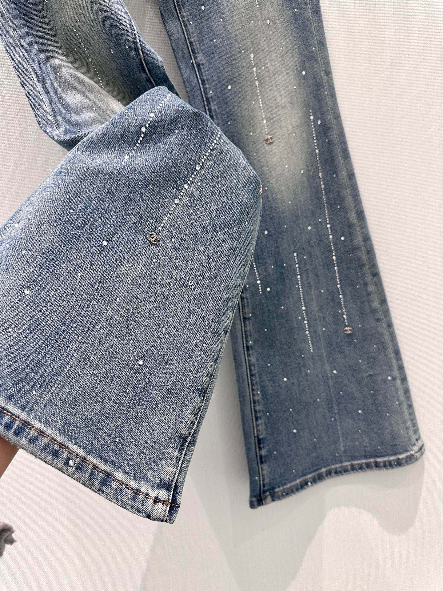 🛒𝐍𝐄𝐖 · 𝟐𝟎𝟐6/爆款现货【早春新款】原创｜流苏钻渐变色微喇牛仔裤采用高端定制面料，牛仔穿起来非常