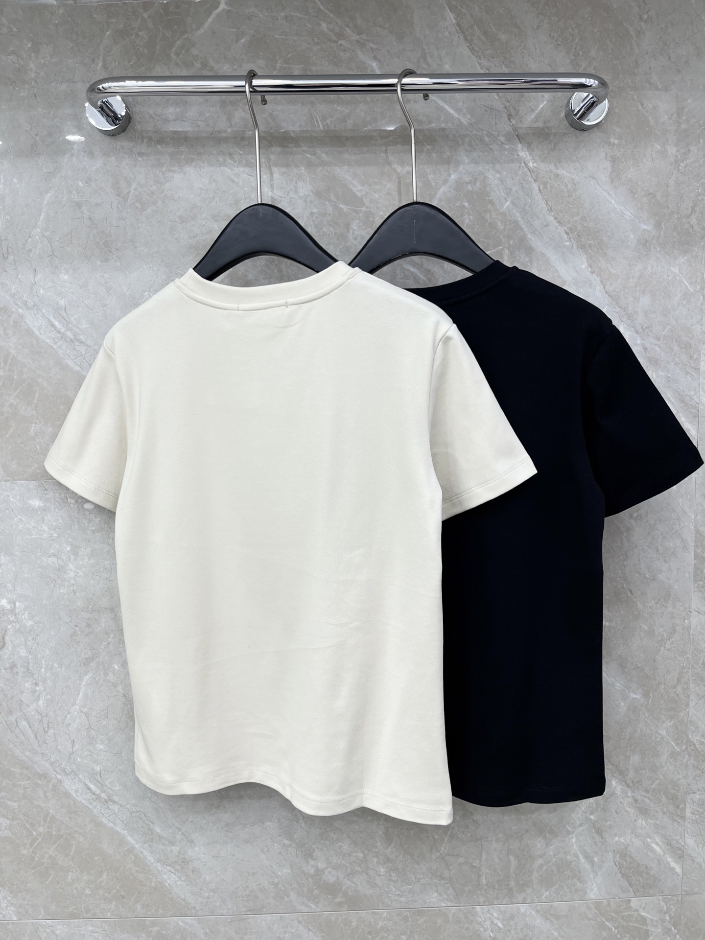 🛒𝐍𝐄𝐖 · 𝟐𝟎𝟐6/爆款现货原单品质 Dio*｜26新品刺绣字母短袖T恤精致宽松版型上身巨显瘦！定制