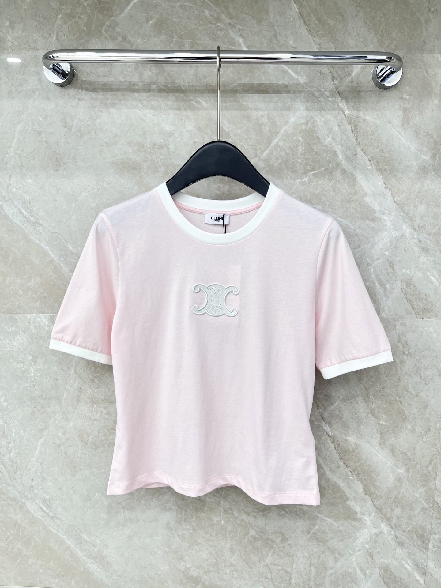 🛒𝐍𝐄𝐖 · 𝟐𝟎𝟐6/爆款现货原单品质 Celi*｜26新品短袖T恤精致撞色设计 版型上身巨显瘦！定制