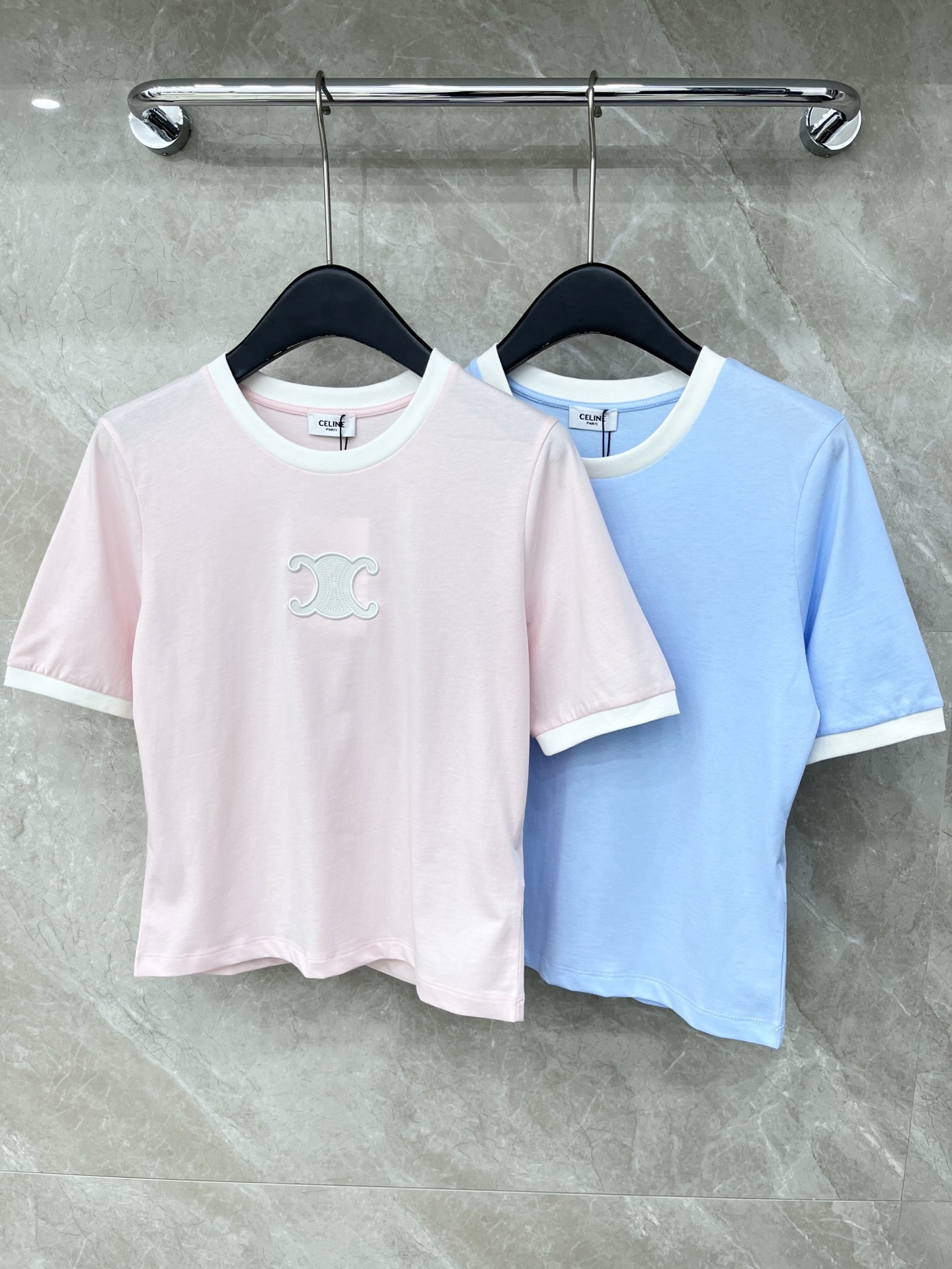 🛒𝐍𝐄𝐖 · 𝟐𝟎𝟐6/爆款现货原单品质 Celi*｜26新品短袖T恤精致撞色设计 版型上身巨显瘦！定制