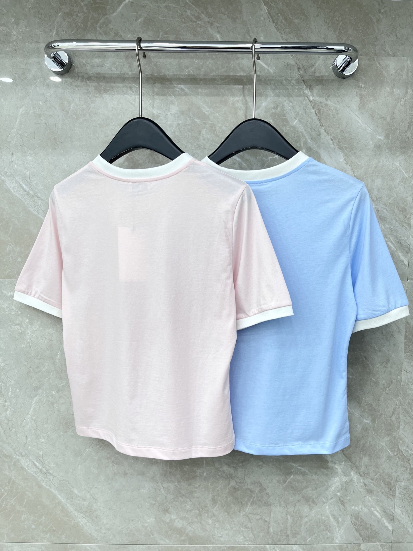 🛒𝐍𝐄𝐖 · 𝟐𝟎𝟐6/爆款现货原单品质 Celi*｜26新品短袖T恤精致撞色设计 版型上身巨显瘦！定制