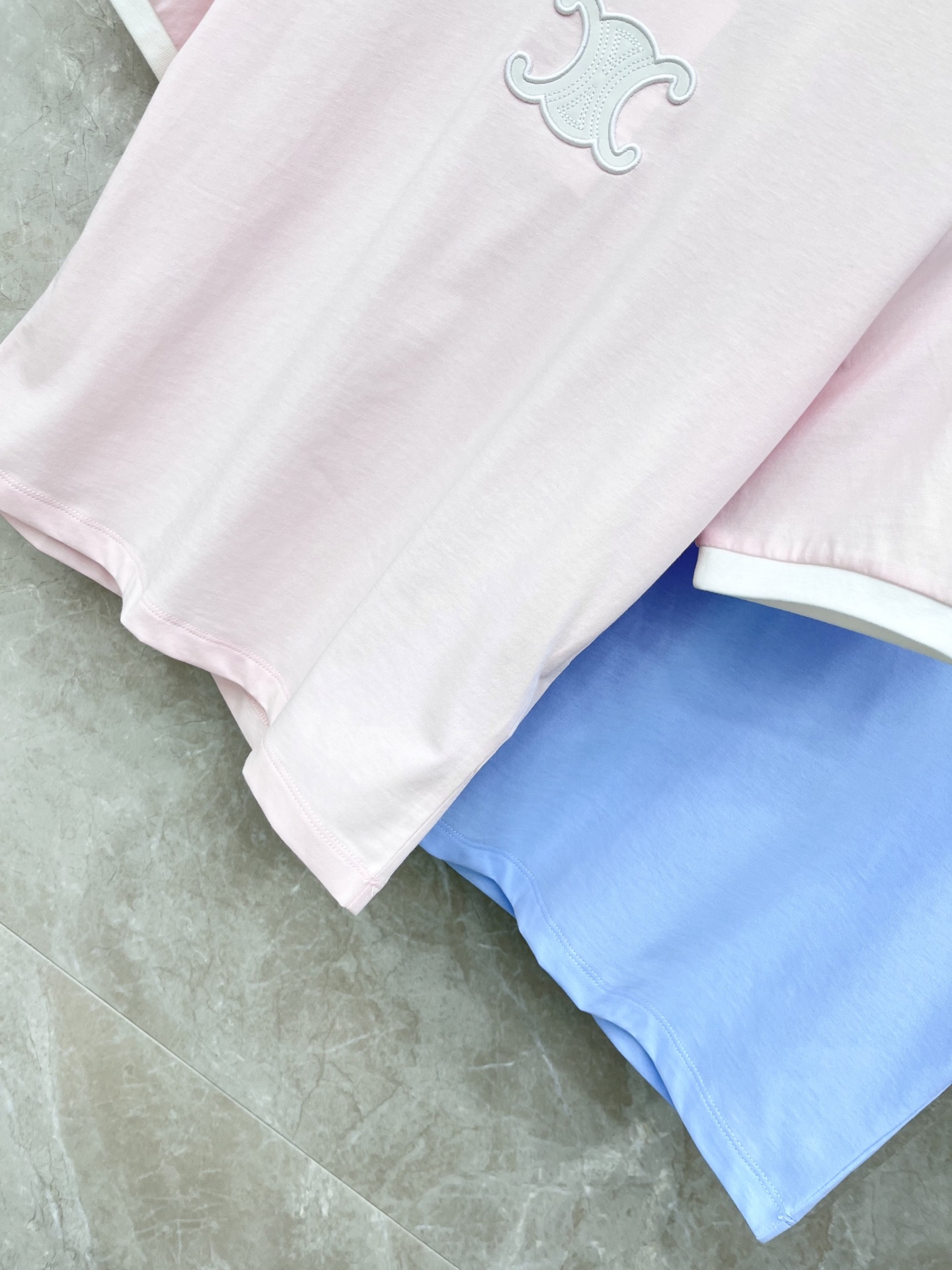 🛒𝐍𝐄𝐖 · 𝟐𝟎𝟐6/爆款现货原单品质 Celi*｜26新品短袖T恤精致撞色设计 版型上身巨显瘦！定制