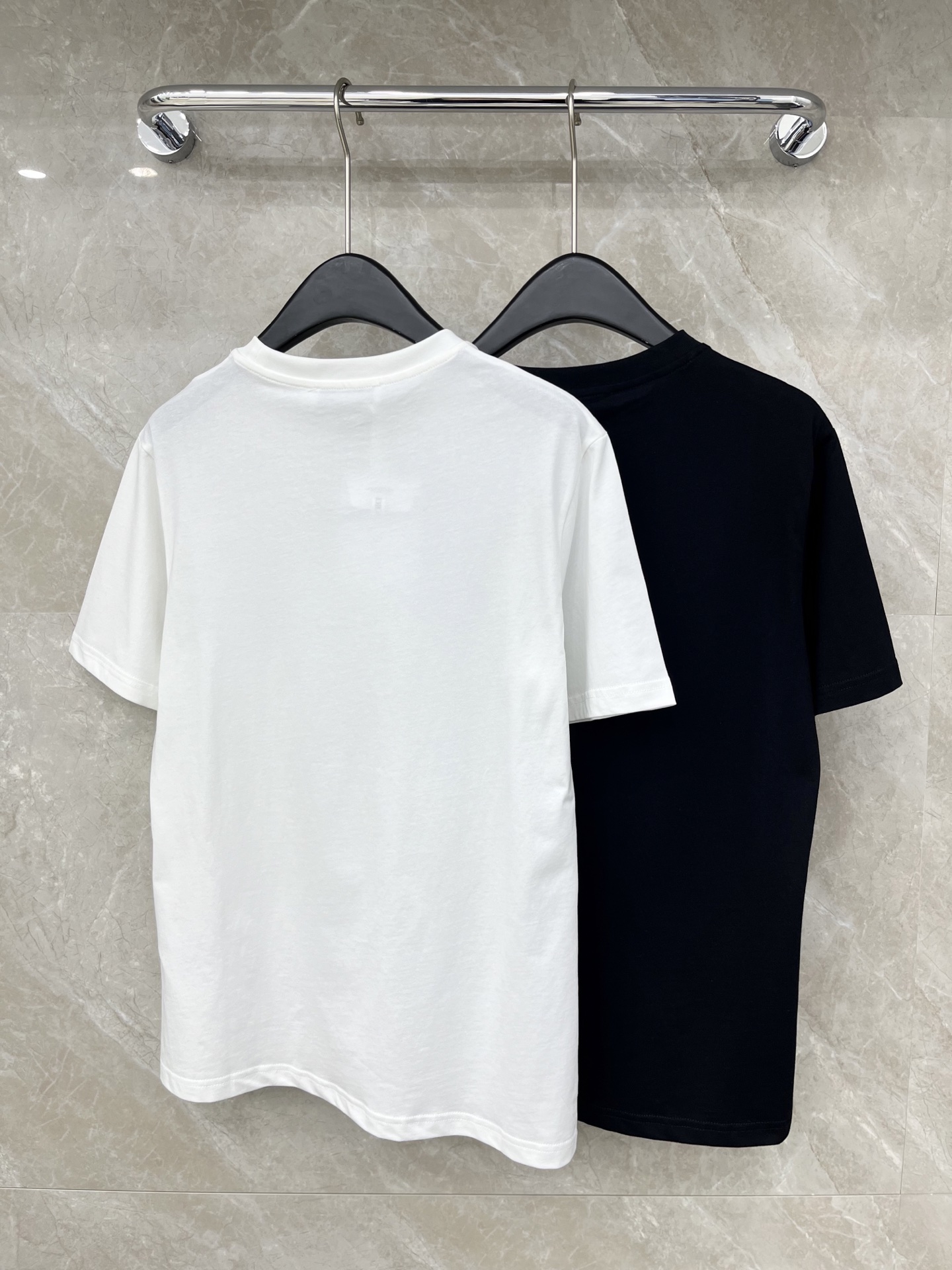 🛒𝐍𝐄𝐖 · 𝟐𝟎𝟐6/爆款现货原单品质 Dio*｜26新品订珠短袖T恤精致宽松版型上身巨显瘦！定制最新