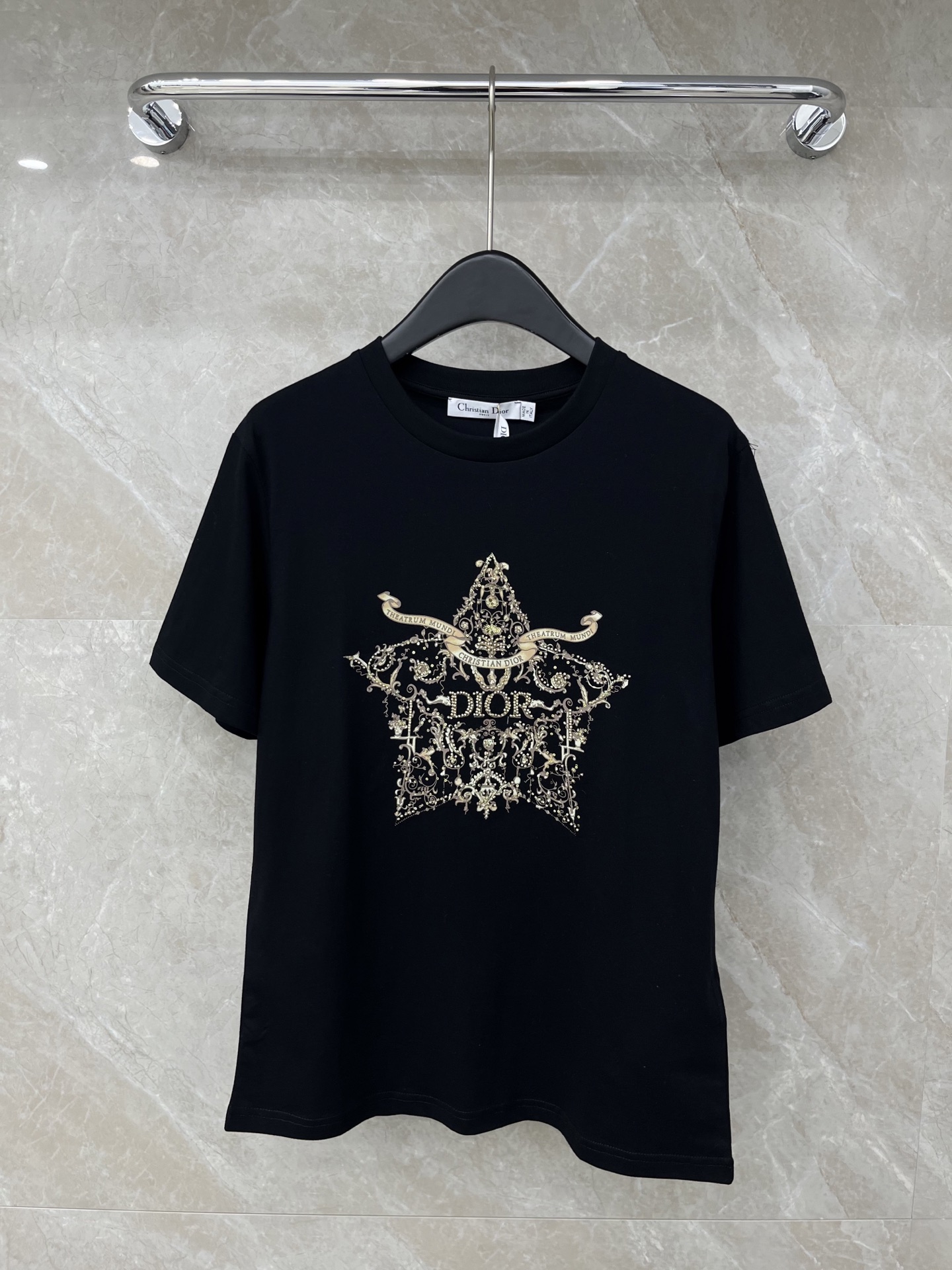 🛒𝐍𝐄𝐖 · 𝟐𝟎𝟐6/爆款现货原单品质 Dio*｜26新品订珠短袖T恤精致宽松版型上身巨显瘦！定制最新