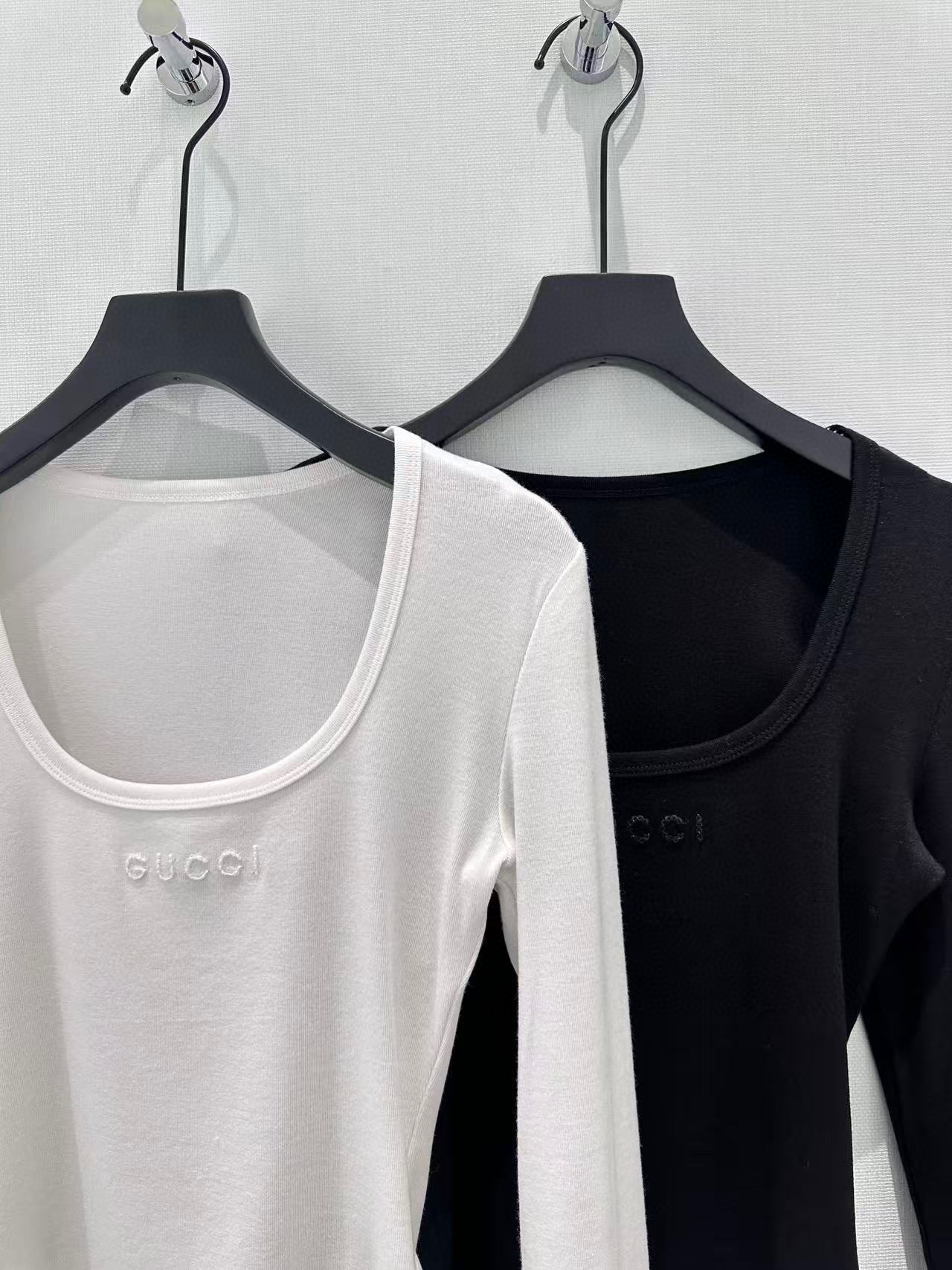 🛒𝐍𝐄𝐖 · 𝟐𝟎𝟐6/爆款现货设计师 原创｜2026新款棉质长袖打底衫云感舒适的系列！上身的触感谁穿谁