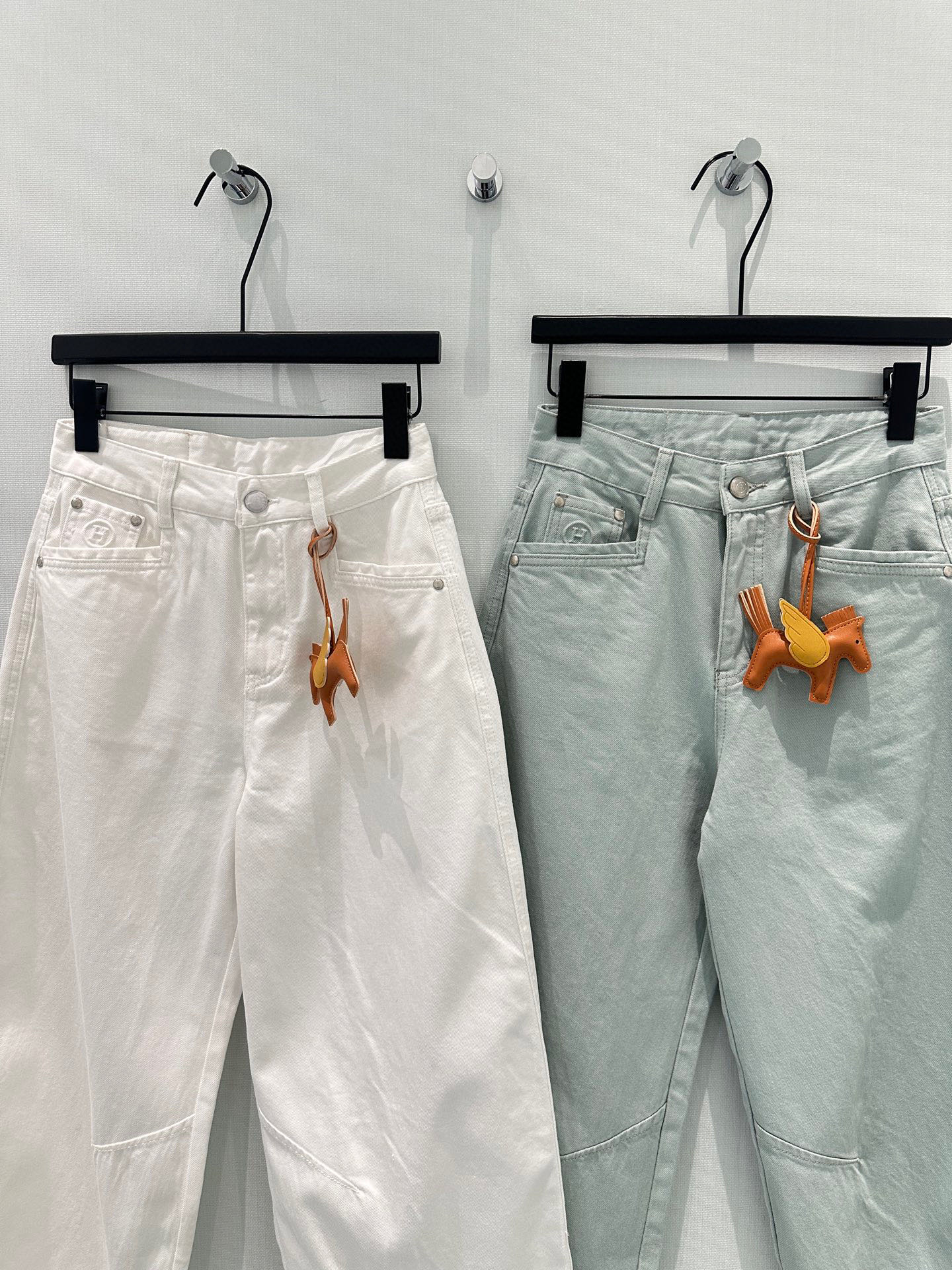 🛒𝐍𝐄𝐖 · 𝟐𝟎𝟐6/爆款现货【早春新款】原创｜小马装饰镰刀牛仔裤采用高端定制面料，牛仔穿起来非常舒适