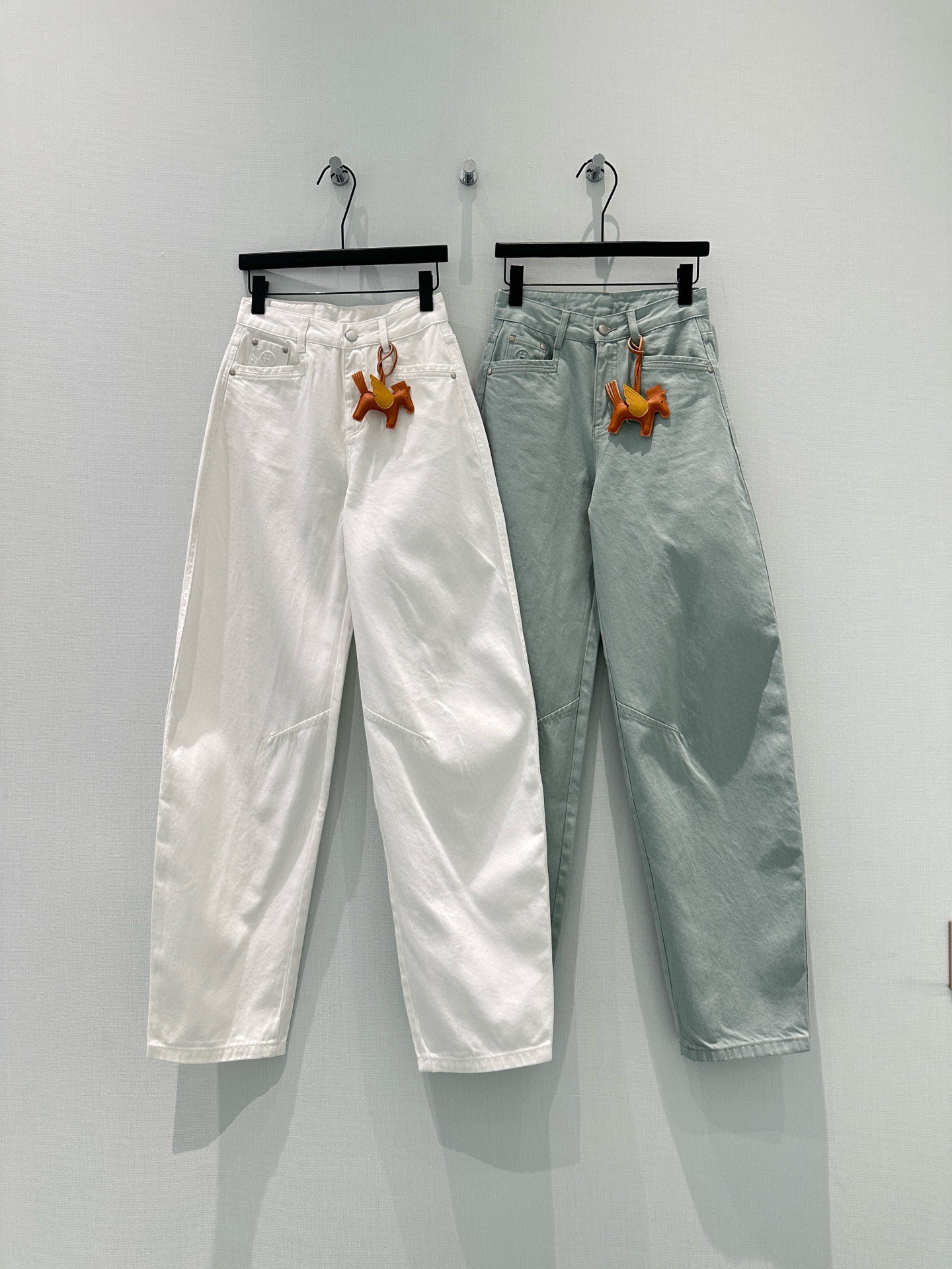 🛒𝐍𝐄𝐖 · 𝟐𝟎𝟐6/爆款现货【早春新款】原创｜小马装饰镰刀牛仔裤采用高端定制面料，牛仔穿起来非常舒适