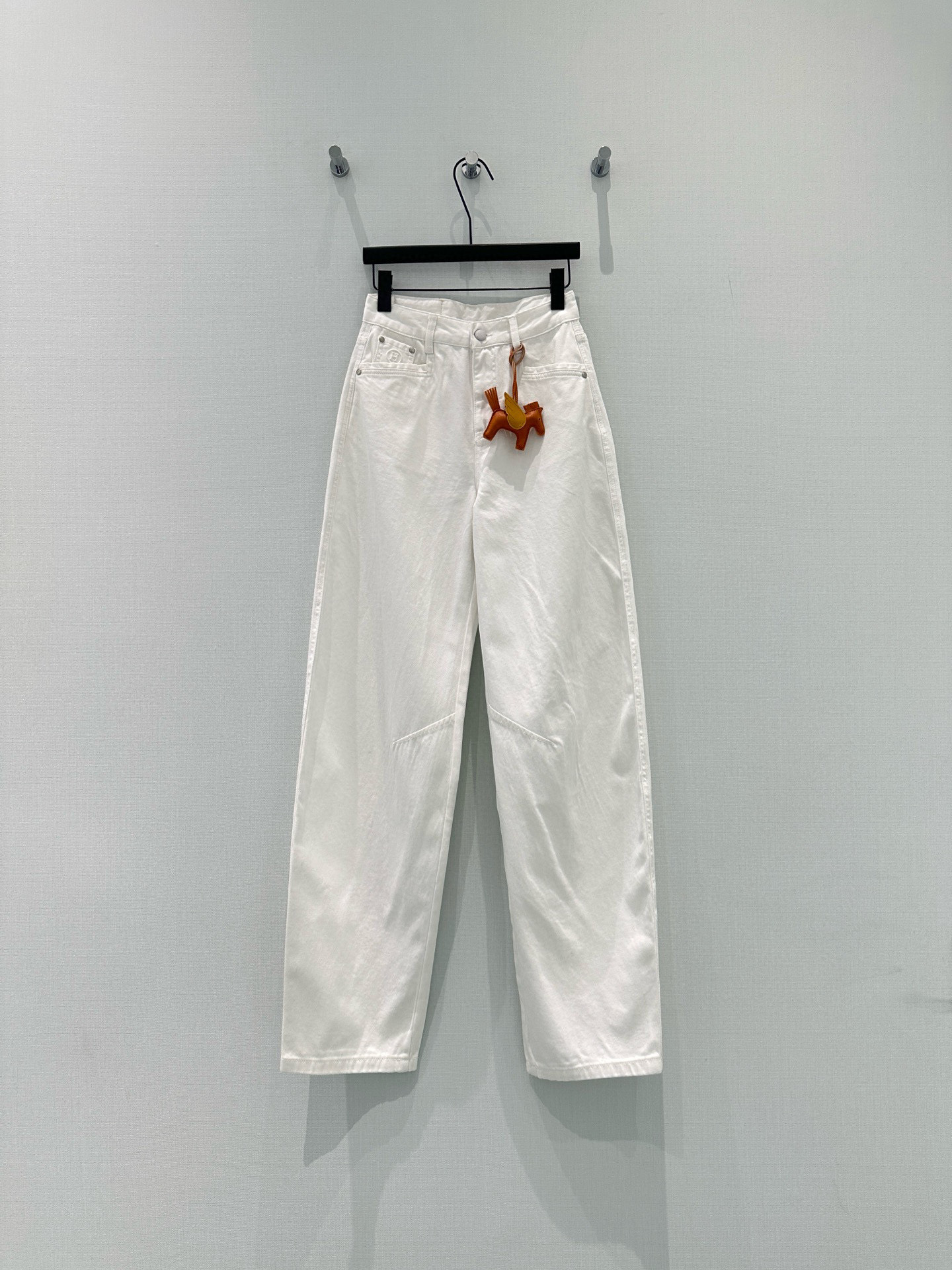 🛒𝐍𝐄𝐖 · 𝟐𝟎𝟐6/爆款现货【早春新款】原创｜小马装饰镰刀牛仔裤采用高端定制面料，牛仔穿起来非常舒适