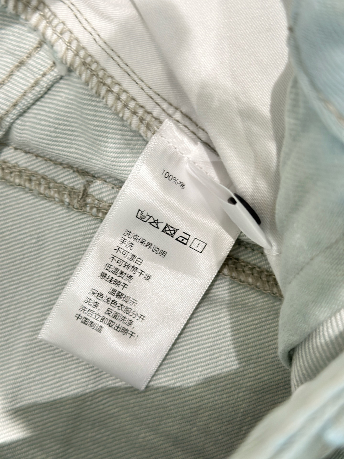 🛒𝐍𝐄𝐖 · 𝟐𝟎𝟐6/爆款现货【早春新款】原创｜小马装饰镰刀牛仔裤采用高端定制面料，牛仔穿起来非常舒适