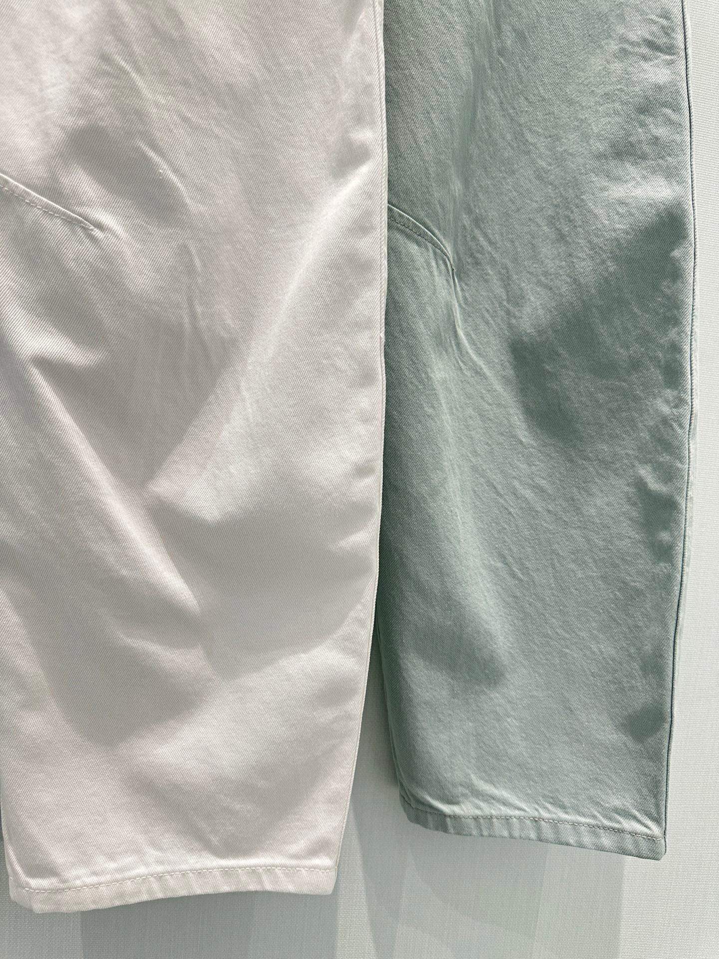 🛒𝐍𝐄𝐖 · 𝟐𝟎𝟐6/爆款现货【早春新款】原创｜小马装饰镰刀牛仔裤采用高端定制面料，牛仔穿起来非常舒适