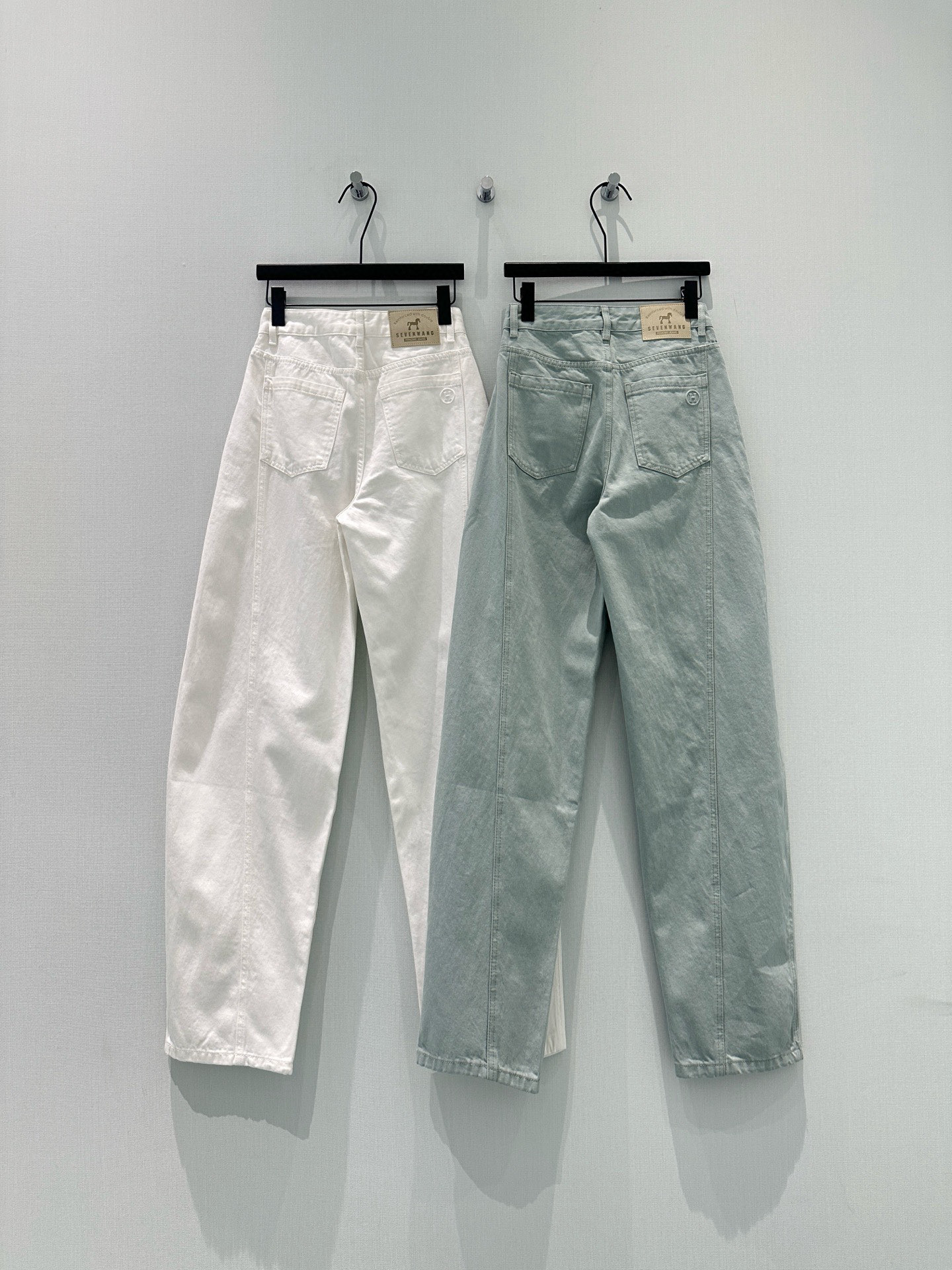 🛒𝐍𝐄𝐖 · 𝟐𝟎𝟐6/爆款现货【早春新款】原创｜小马装饰镰刀牛仔裤采用高端定制面料，牛仔穿起来非常舒适