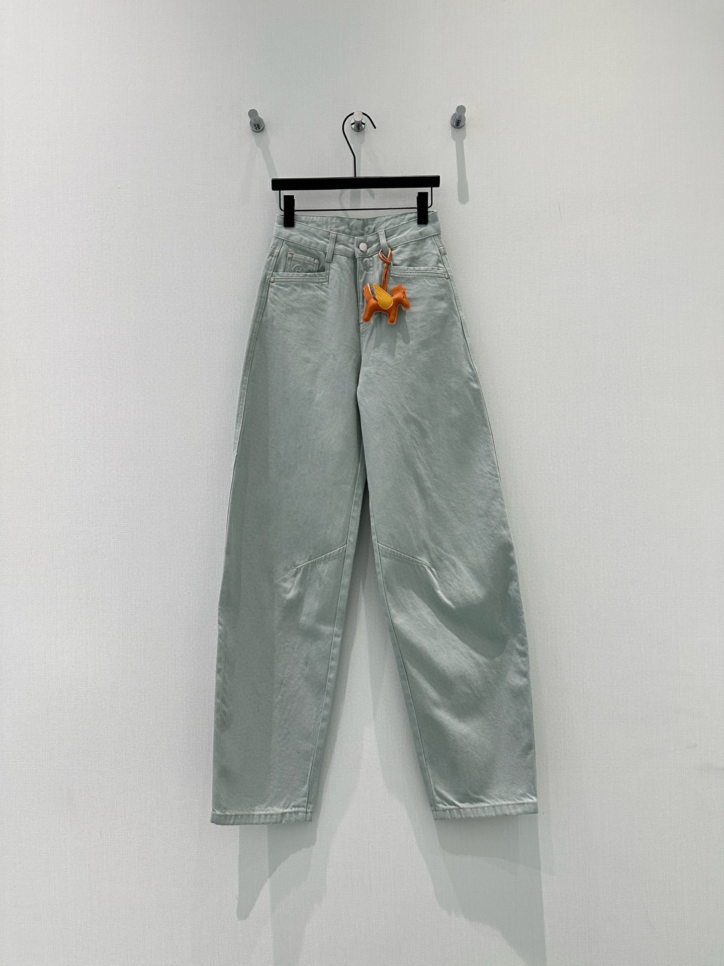 🛒𝐍𝐄𝐖 · 𝟐𝟎𝟐6/爆款现货【早春新款】原创｜小马装饰镰刀牛仔裤采用高端定制面料，牛仔穿起来非常舒适