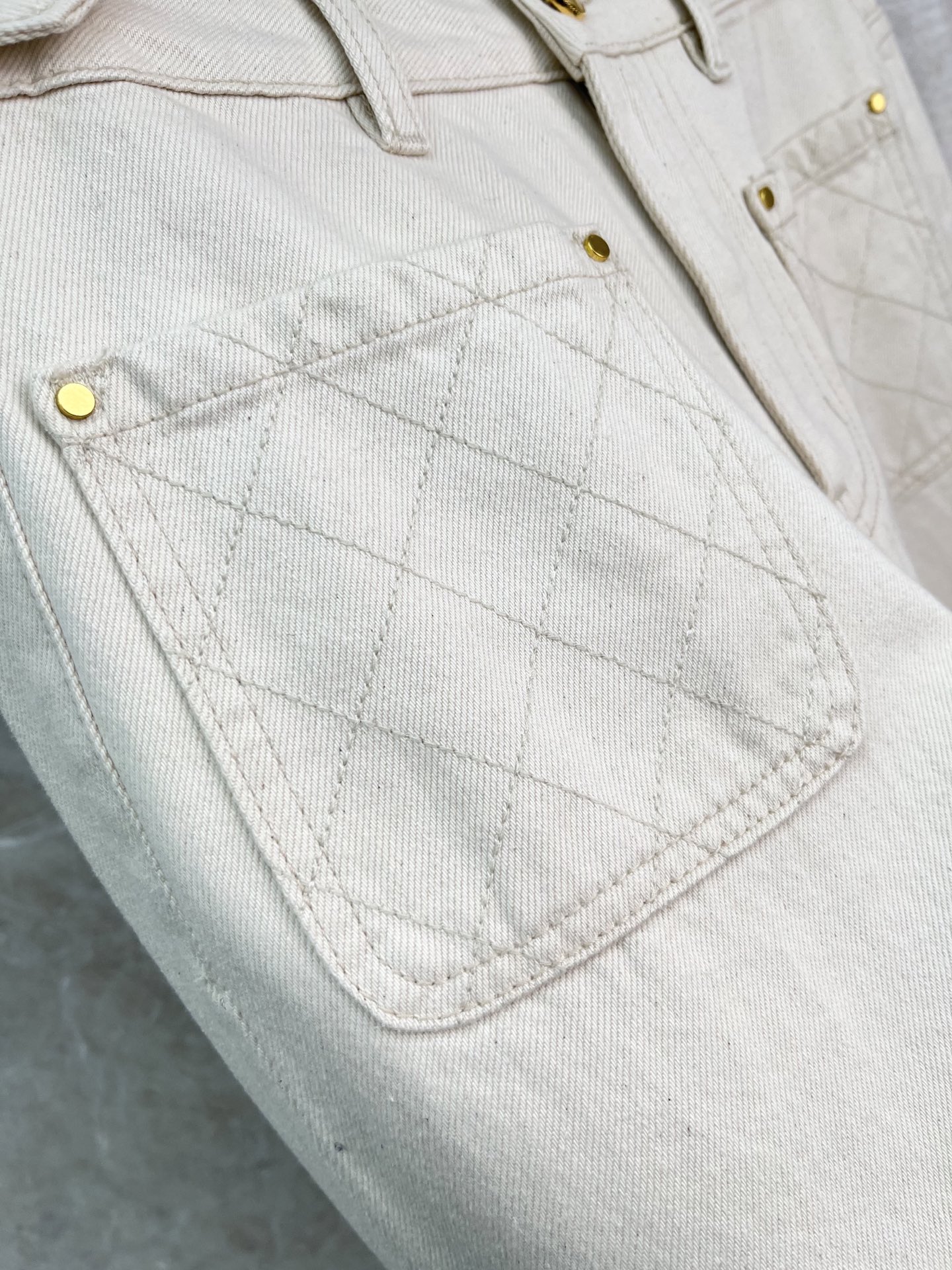 🛒𝐍𝐄𝐖 · 𝟐𝟎𝟐6/爆款现货【早春新款】原创｜定制菱格双口袋牛仔裤采用高端定制面料，牛仔穿起来非常舒