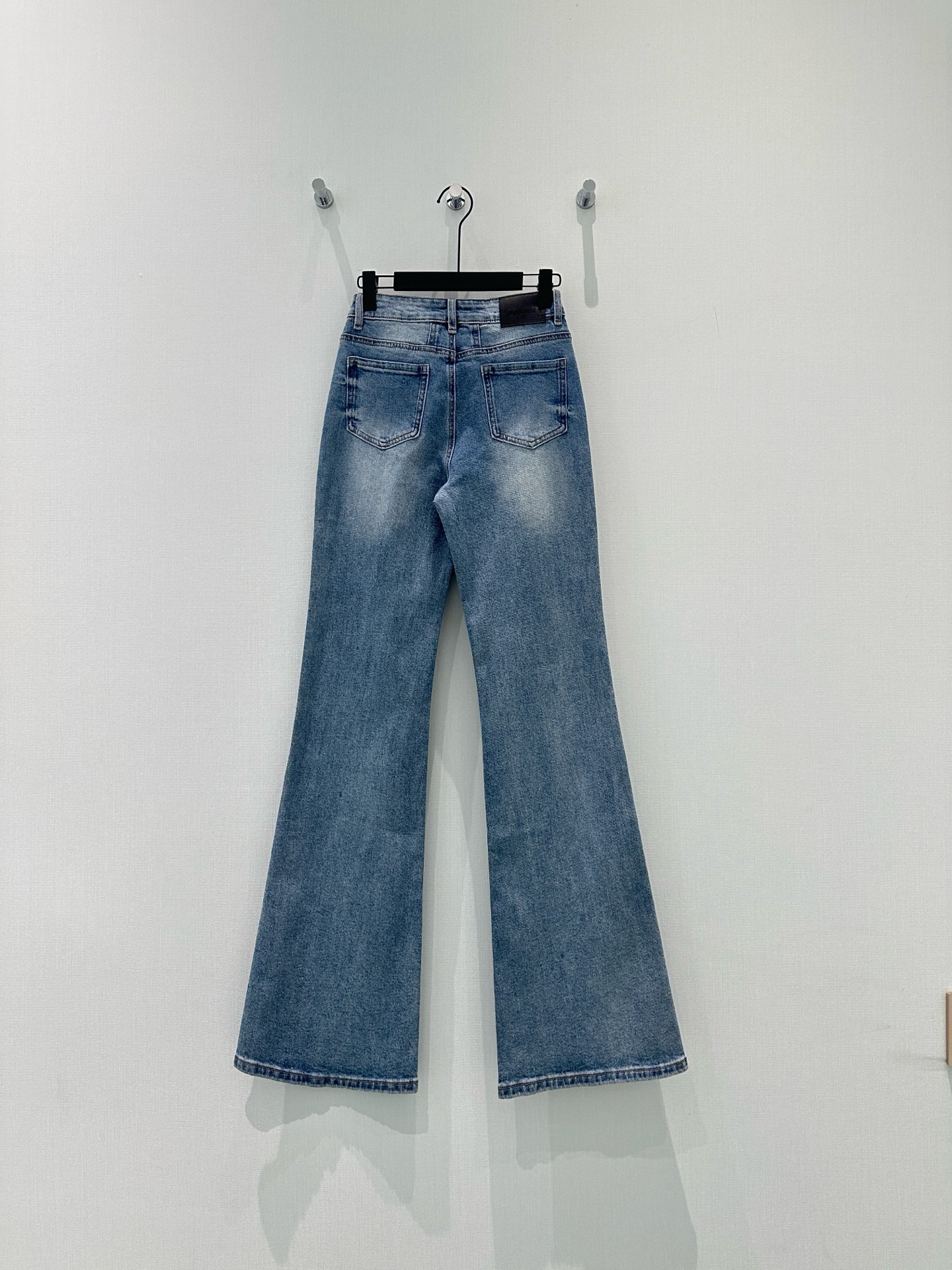 🛒𝐍𝐄𝐖 · 𝟐𝟎𝟐6/爆款现货【早春新款】原创｜压花渐变色微喇牛仔裤采用高端定制面料，牛仔穿起来非常舒