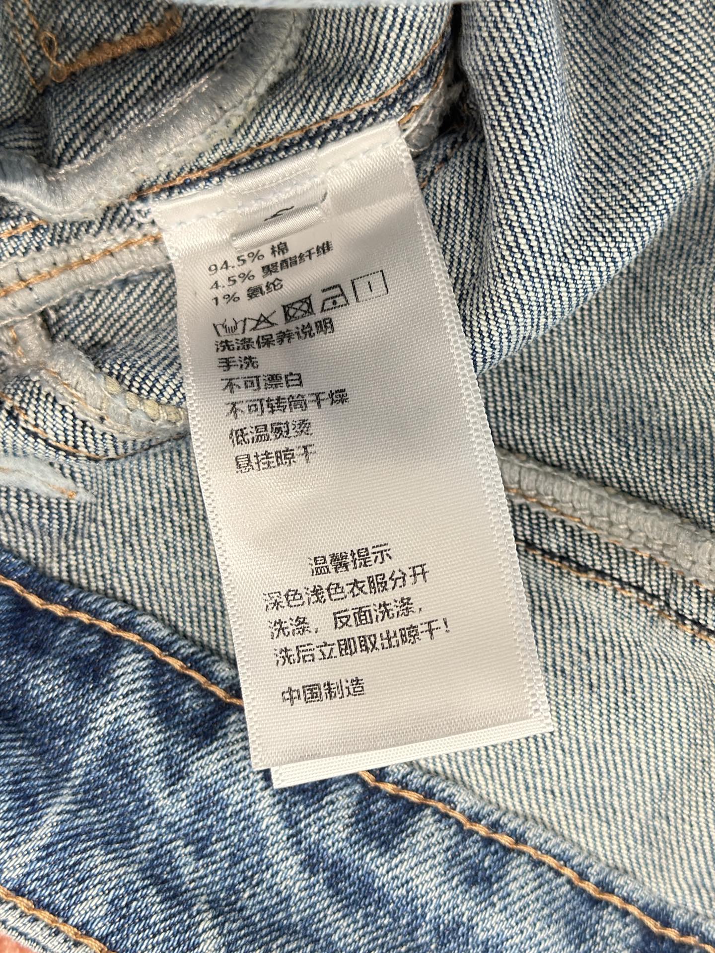 🛒𝐍𝐄𝐖 · 𝟐𝟎𝟐6/爆款现货【早春新款】原创｜压花渐变色微喇牛仔裤采用高端定制面料，牛仔穿起来非常舒