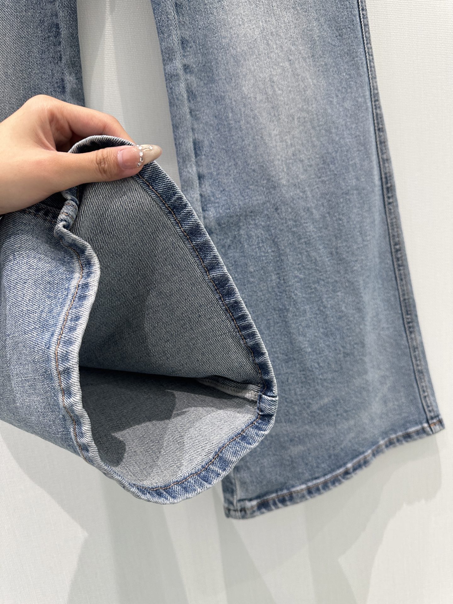 🛒𝐍𝐄𝐖 · 𝟐𝟎𝟐6/爆款现货【早春新款】原创｜压花渐变色微喇牛仔裤采用高端定制面料，牛仔穿起来非常舒