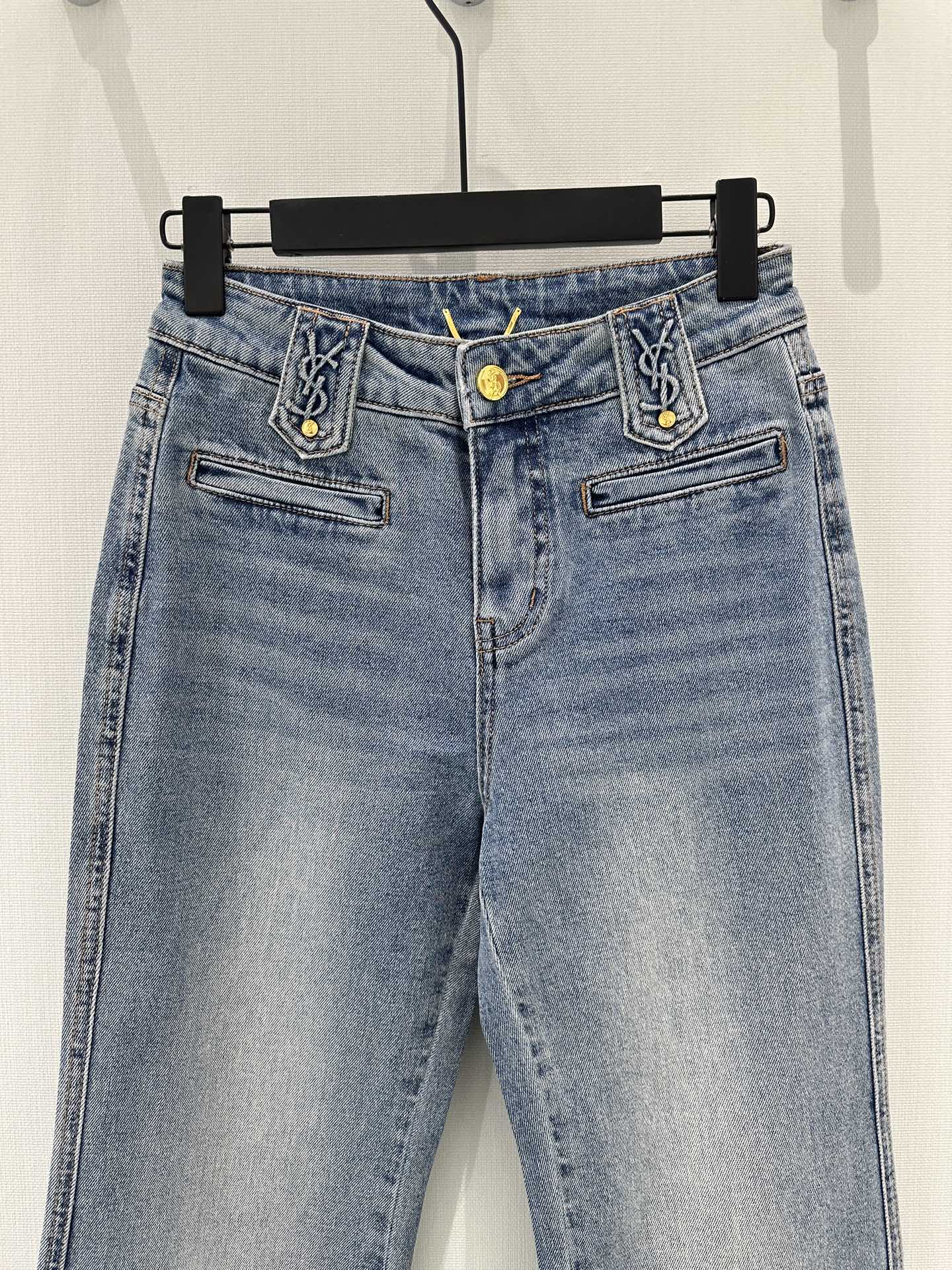 🛒𝐍𝐄𝐖 · 𝟐𝟎𝟐6/爆款现货【早春新款】原创｜压花渐变色微喇牛仔裤采用高端定制面料，牛仔穿起来非常舒