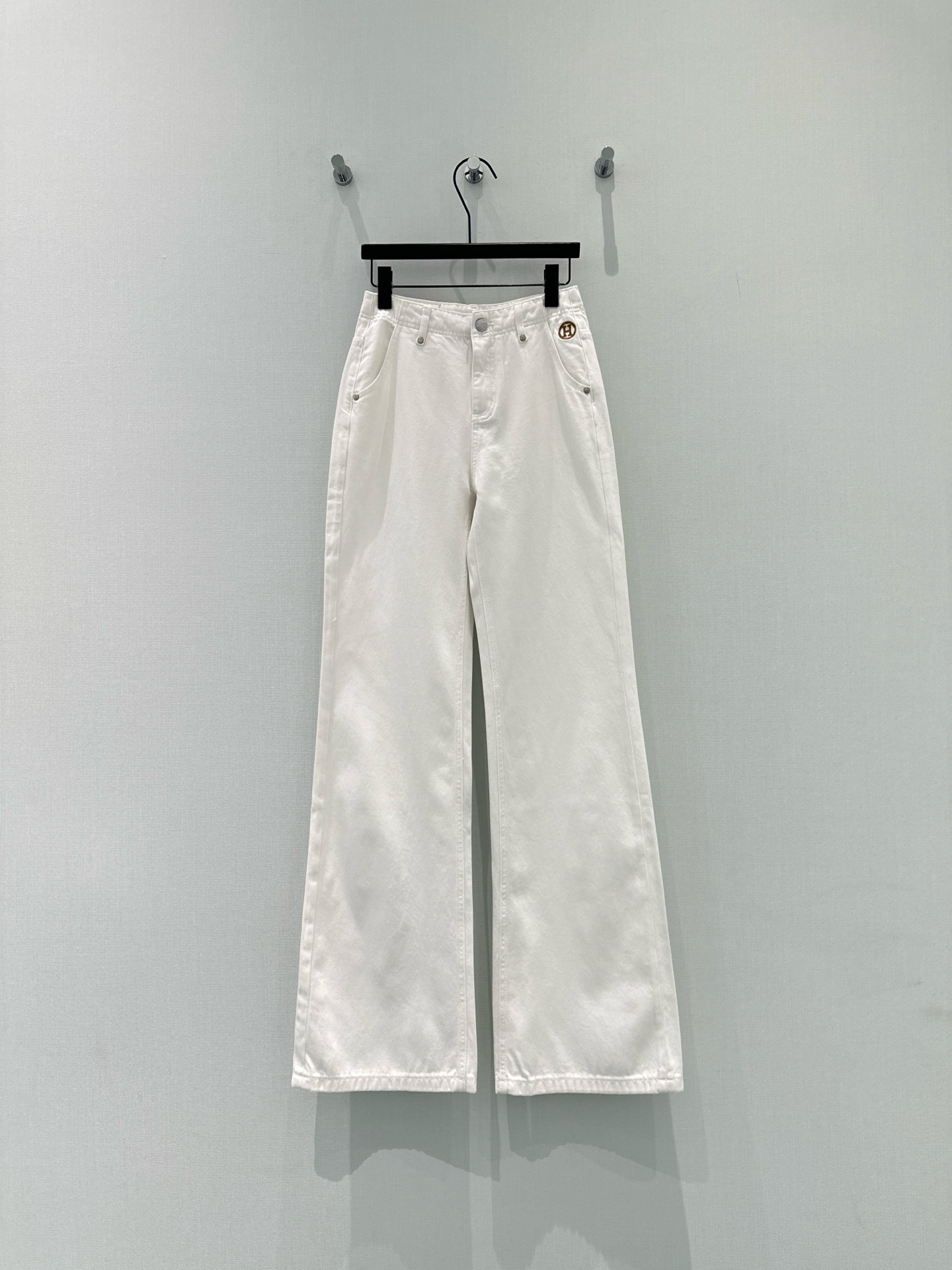 🛒𝐍𝐄𝐖 · 𝟐𝟎𝟐6/爆款现货【早春新款】原创｜简约小标刺绣牛仔裤采用高端定制面料，牛仔穿起来非常舒适