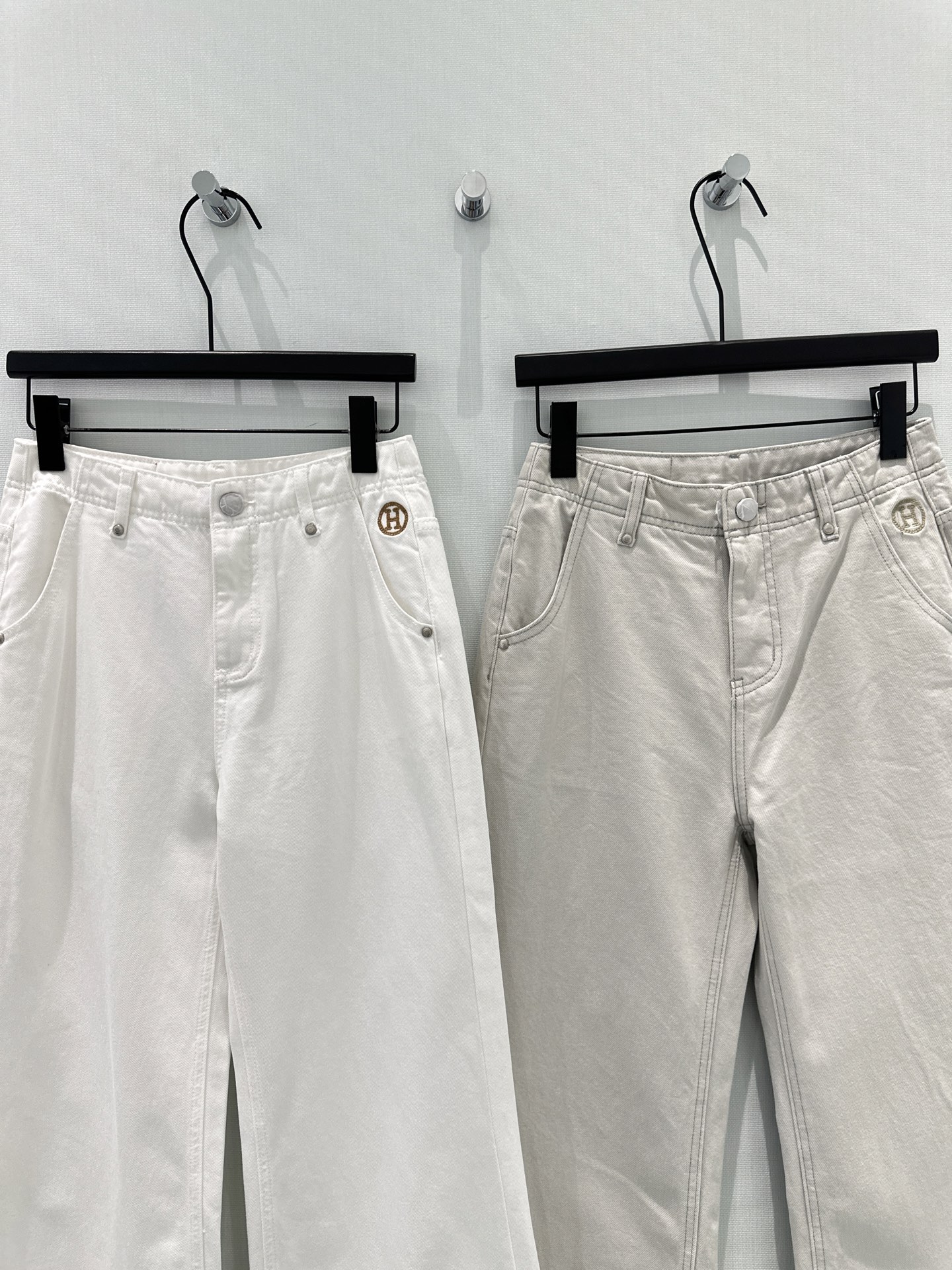 🛒𝐍𝐄𝐖 · 𝟐𝟎𝟐6/爆款现货【早春新款】原创｜简约小标刺绣牛仔裤采用高端定制面料，牛仔穿起来非常舒适