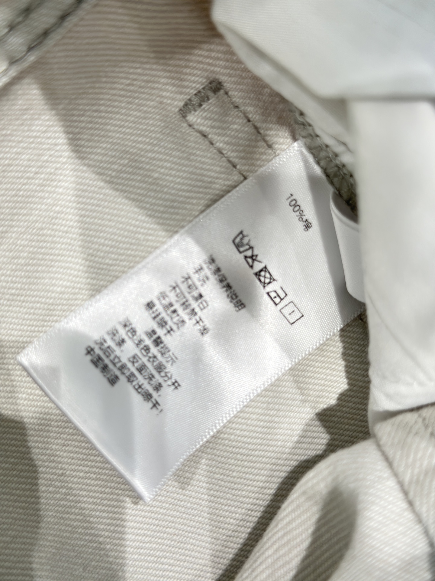 🛒𝐍𝐄𝐖 · 𝟐𝟎𝟐6/爆款现货【早春新款】原创｜简约小标刺绣牛仔裤采用高端定制面料，牛仔穿起来非常舒适