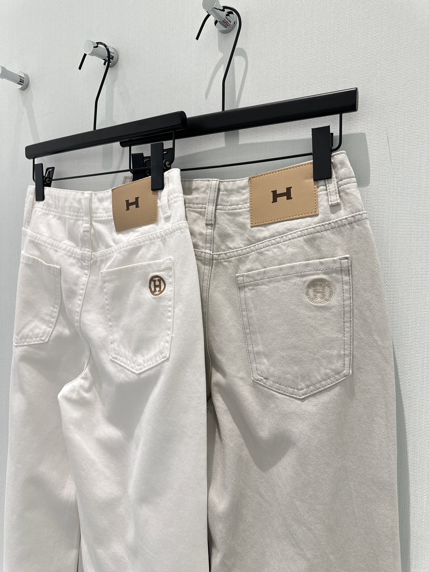 🛒𝐍𝐄𝐖 · 𝟐𝟎𝟐6/爆款现货【早春新款】原创｜简约小标刺绣牛仔裤采用高端定制面料，牛仔穿起来非常舒适