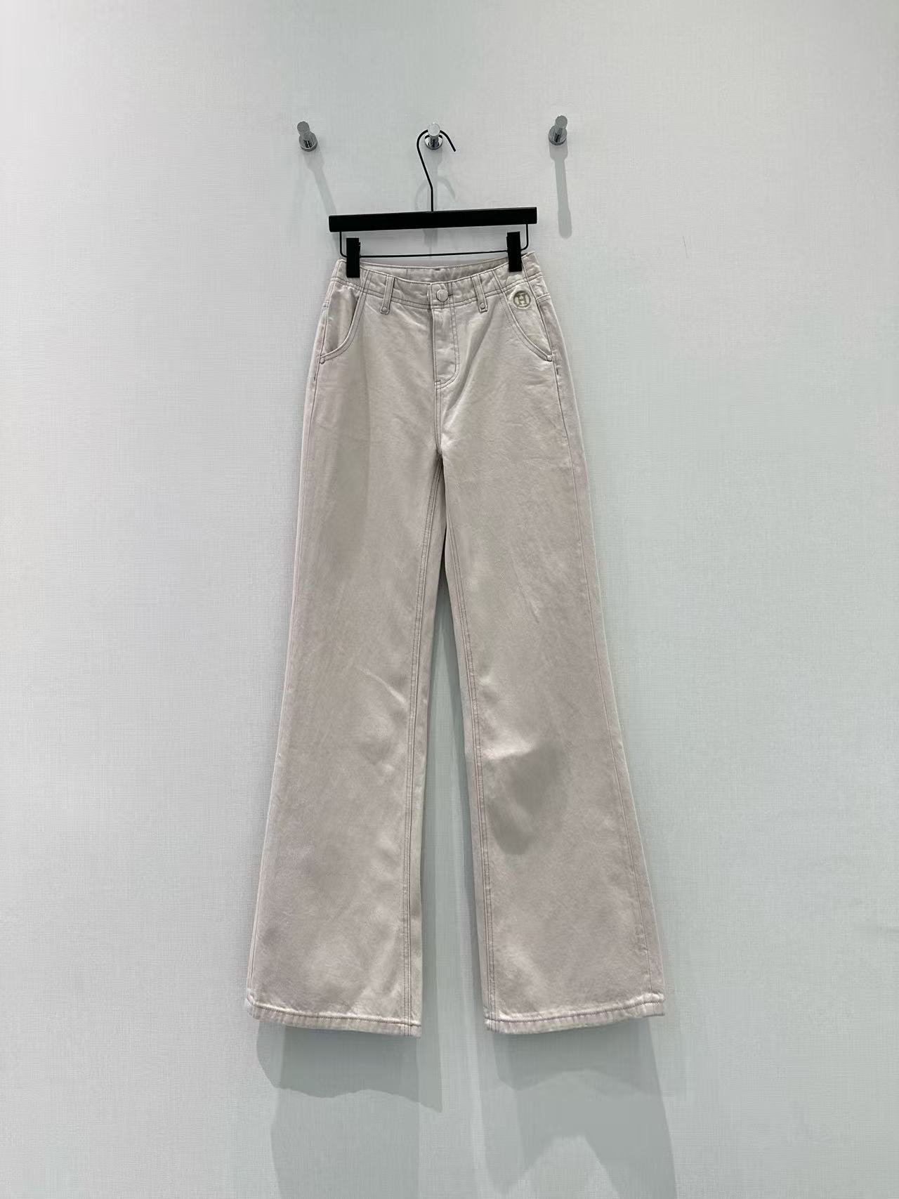 🛒𝐍𝐄𝐖 · 𝟐𝟎𝟐6/爆款现货【早春新款】原创｜简约小标刺绣牛仔裤采用高端定制面料，牛仔穿起来非常舒适