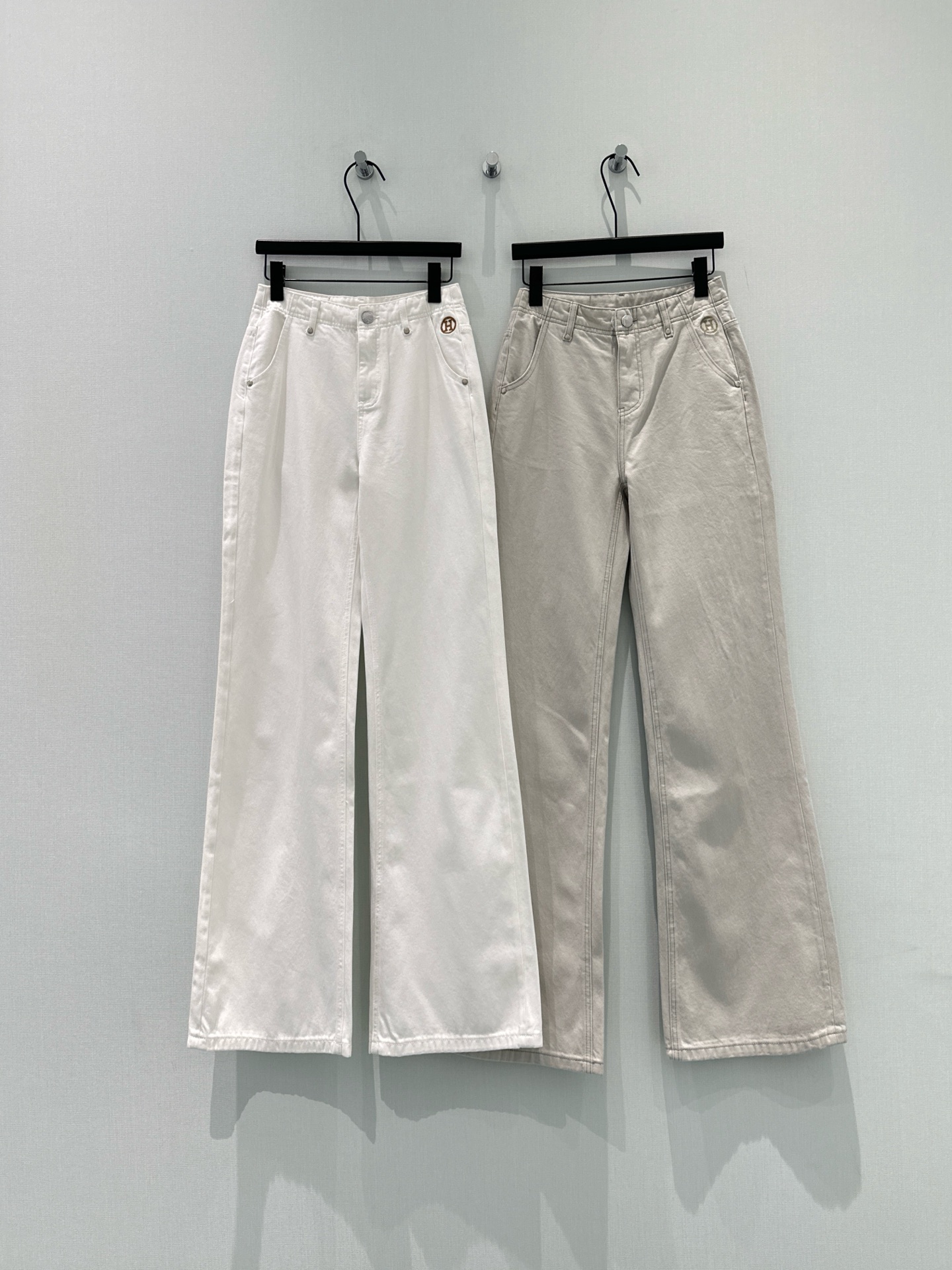🛒𝐍𝐄𝐖 · 𝟐𝟎𝟐6/爆款现货【早春新款】原创｜简约小标刺绣牛仔裤采用高端定制面料，牛仔穿起来非常舒适