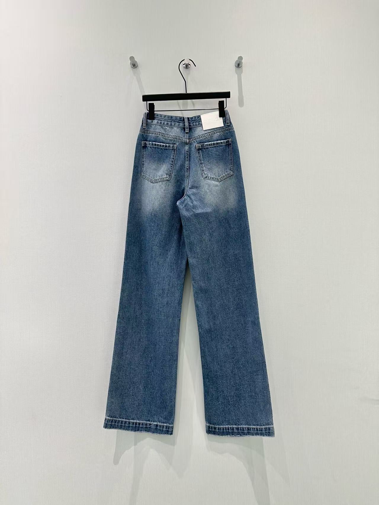 🛒𝐍𝐄𝐖 · 𝟐𝟎𝟐6/爆款现货【早春新款】原创｜双C异型钻牛仔裤采用高端定制面料，牛仔穿起来非常舒适，