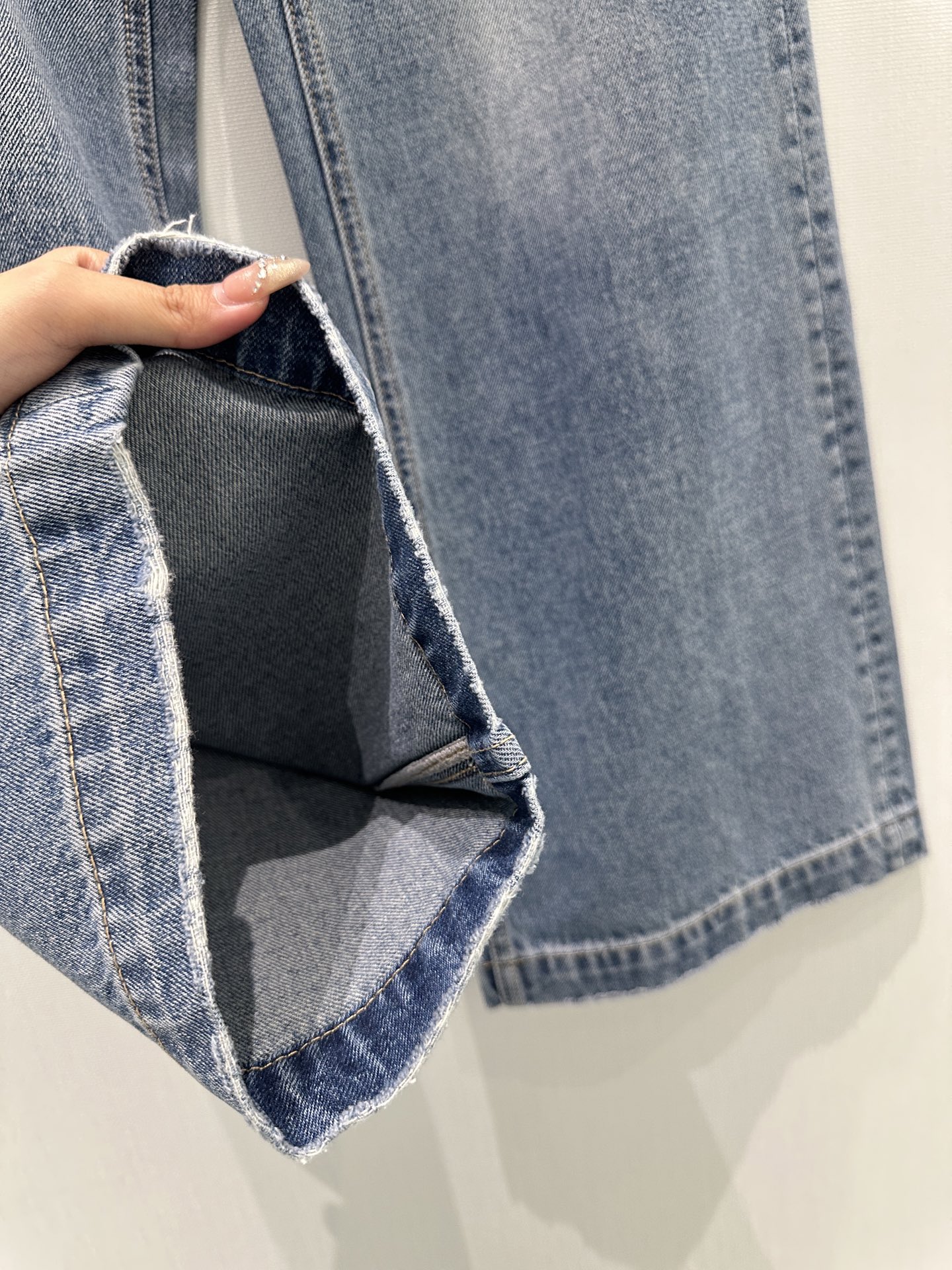 🛒𝐍𝐄𝐖 · 𝟐𝟎𝟐6/爆款现货【早春新款】原创｜双C异型钻牛仔裤采用高端定制面料，牛仔穿起来非常舒适，