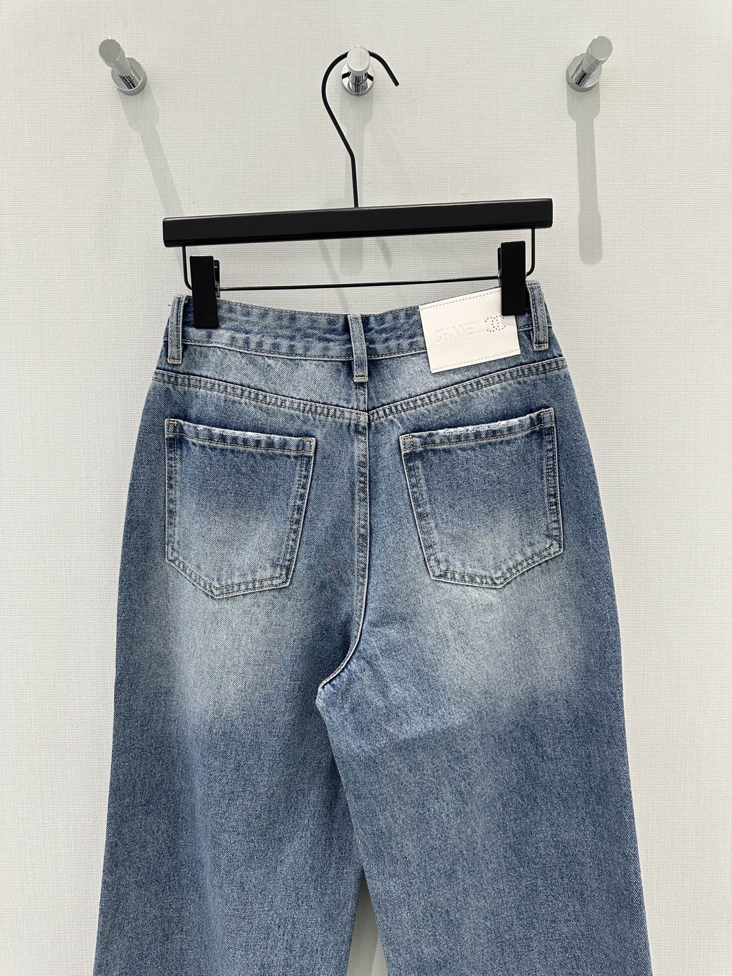 🛒𝐍𝐄𝐖 · 𝟐𝟎𝟐6/爆款现货【早春新款】原创｜双C异型钻牛仔裤采用高端定制面料，牛仔穿起来非常舒适，