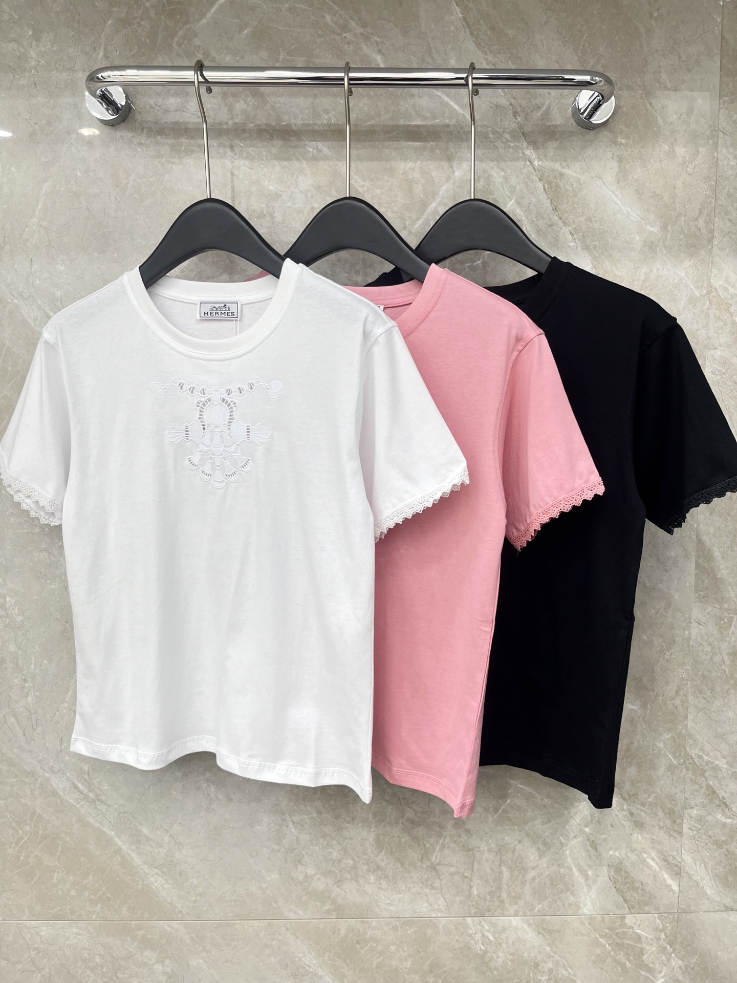 🛒𝐍𝐄𝐖 · 𝟐𝟎𝟐6/爆款现货原单品质 Her*｜26新品刺绣短袖T恤精致宽松版型上身巨显瘦！定制最新