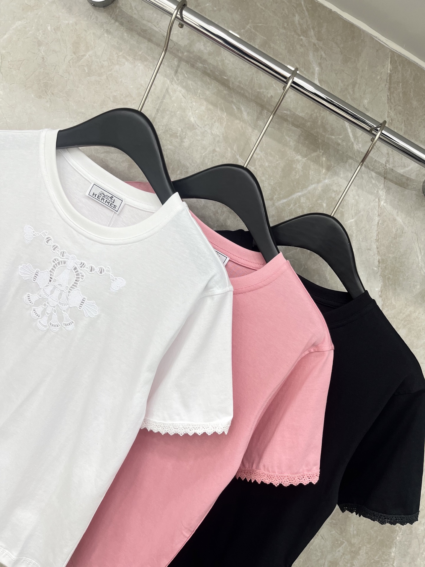 🛒𝐍𝐄𝐖 · 𝟐𝟎𝟐6/爆款现货原单品质 Her*｜26新品刺绣短袖T恤精致宽松版型上身巨显瘦！定制最新