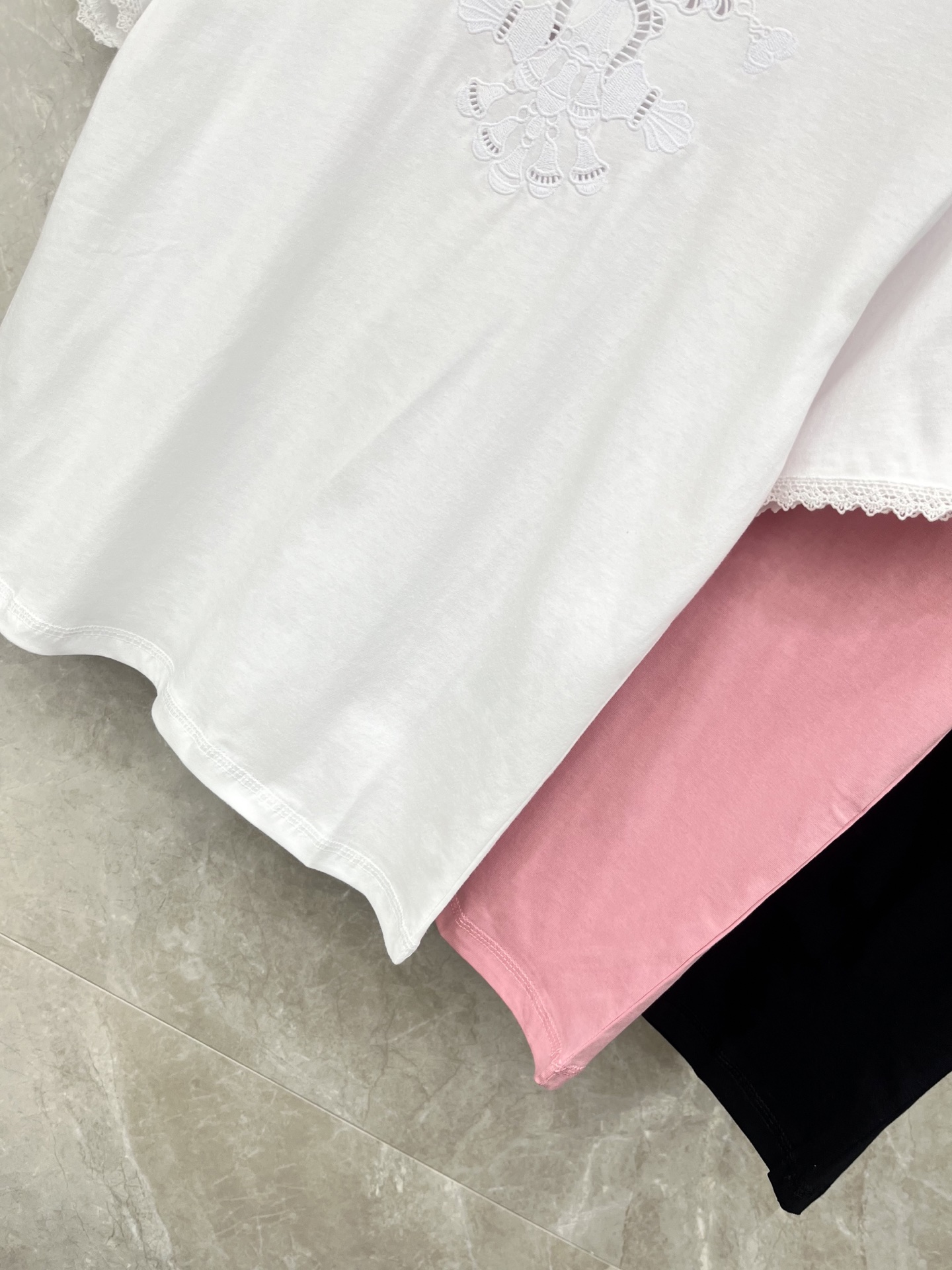 🛒𝐍𝐄𝐖 · 𝟐𝟎𝟐6/爆款现货原单品质 Her*｜26新品刺绣短袖T恤精致宽松版型上身巨显瘦！定制最新