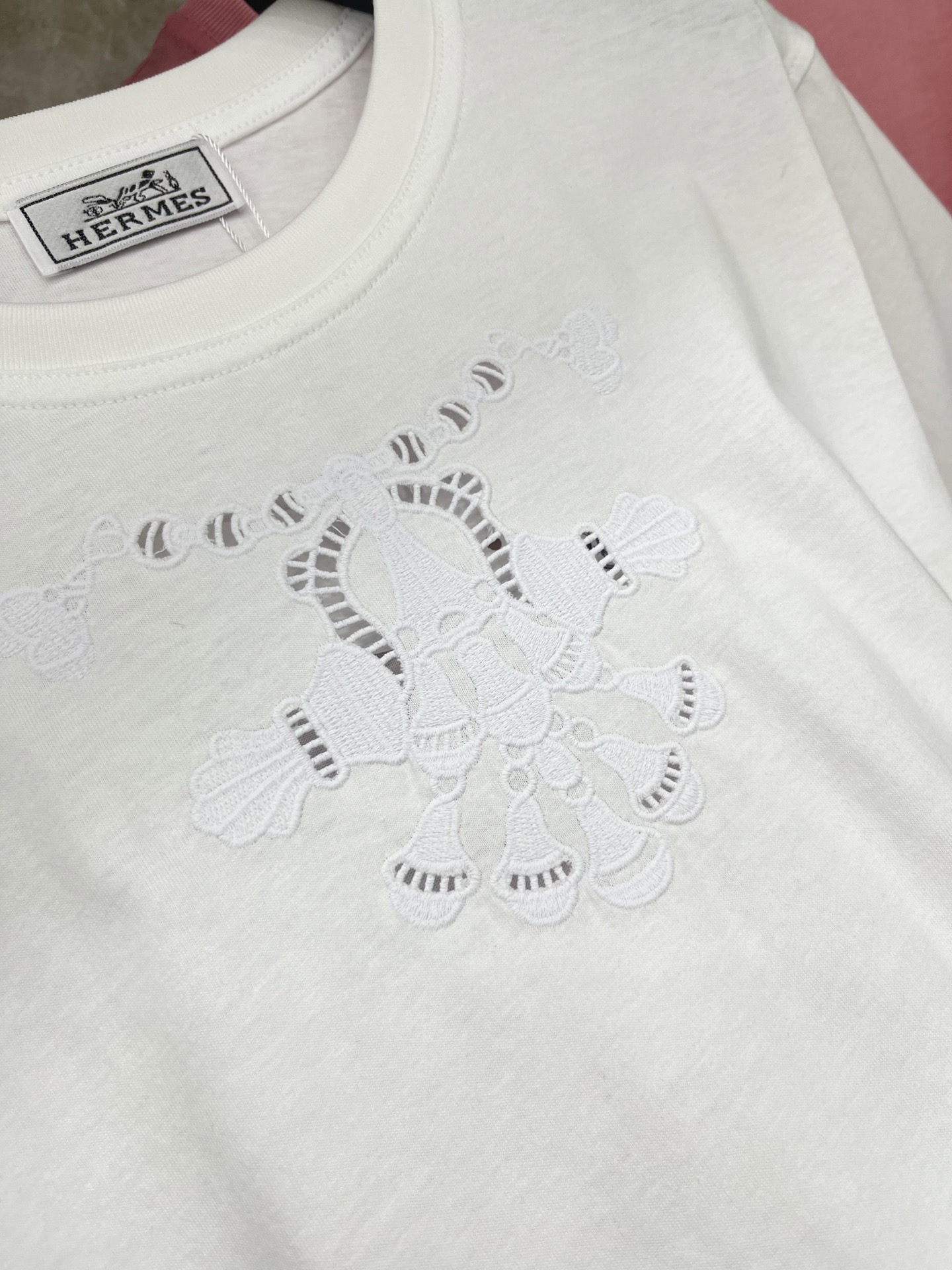 🛒𝐍𝐄𝐖 · 𝟐𝟎𝟐6/爆款现货原单品质 Her*｜26新品刺绣短袖T恤精致宽松版型上身巨显瘦！定制最新