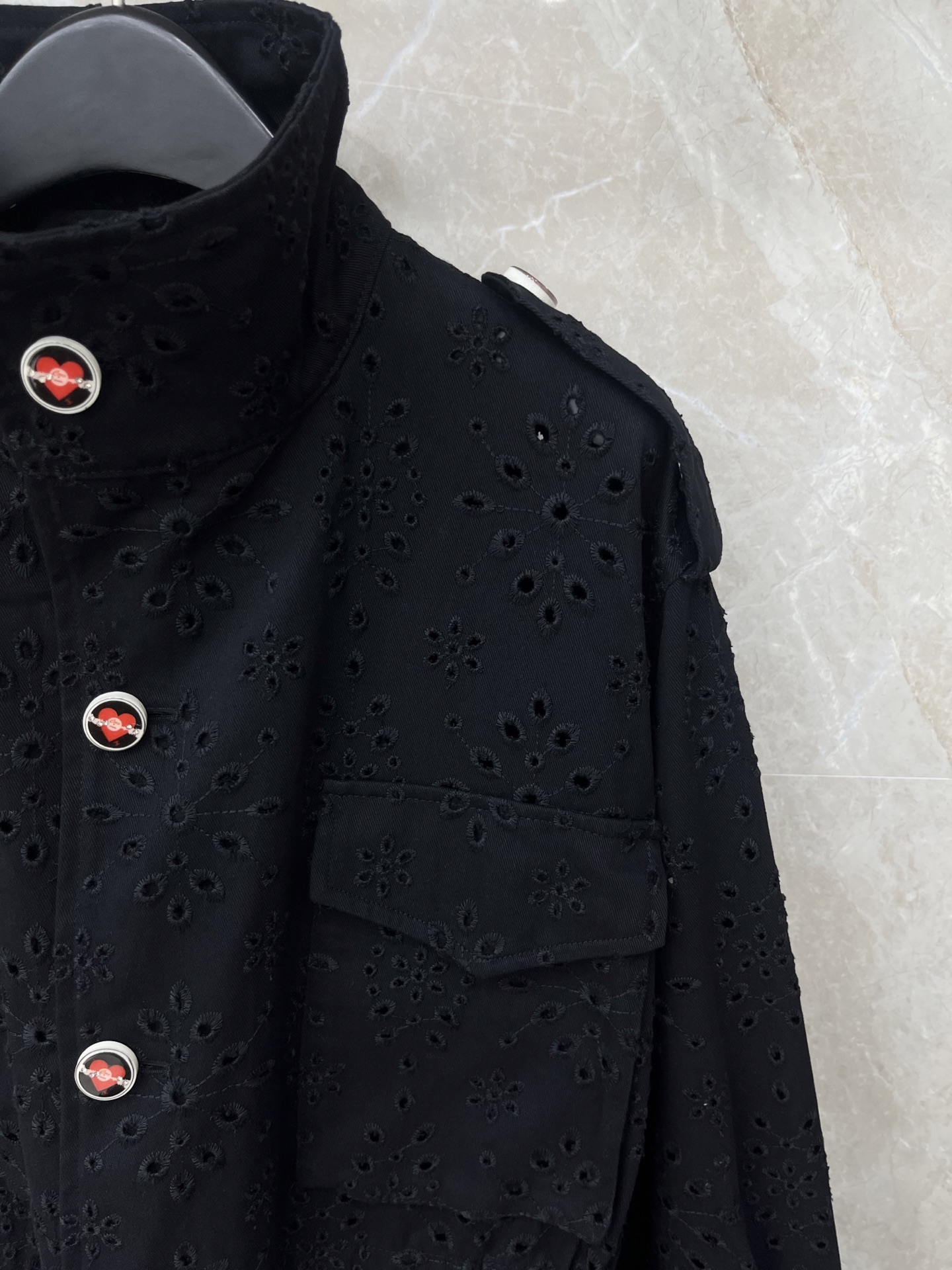 🛒𝐍𝐄𝐖 · 𝟐𝟎𝟐6/爆款现货原单品质 Chan*｜2026中古水溶绣花工装风外套 高品质 酷酷时尚潮