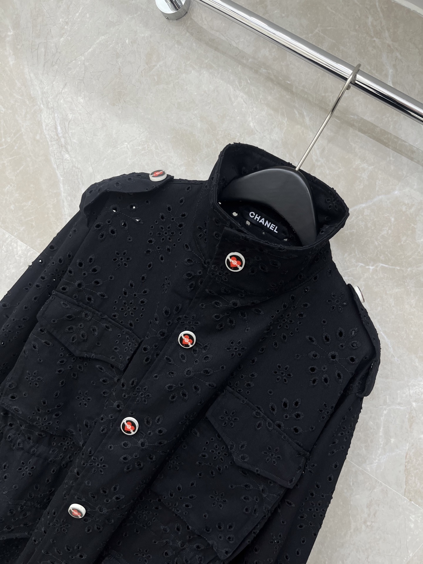 🛒𝐍𝐄𝐖 · 𝟐𝟎𝟐6/爆款现货原单品质 Chan*｜2026中古水溶绣花工装风外套 高品质 酷酷时尚潮