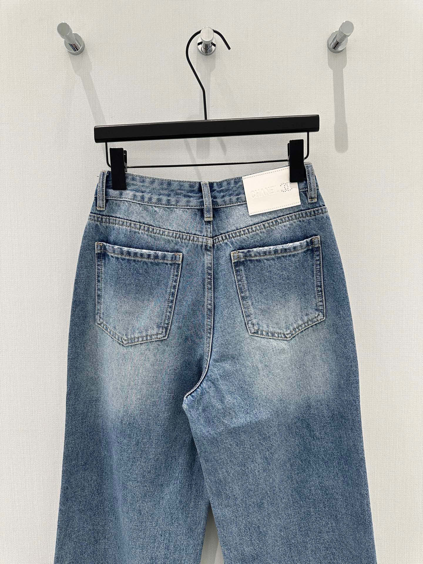 🛒𝐍𝐄𝐖 · 𝟐𝟎𝟐6/爆款现货【早春新款】原创｜双C异型钻牛仔裤采用高端定制面料，牛仔穿起来非常舒适，