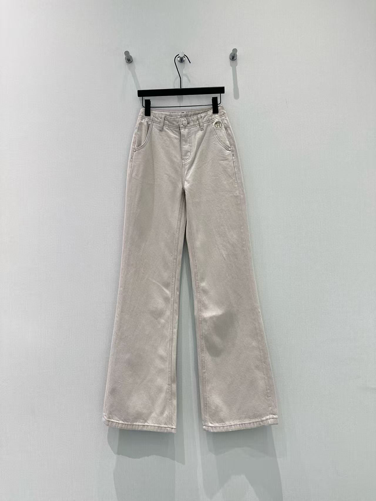 🛒𝐍𝐄𝐖 · 𝟐𝟎𝟐6/爆款现货【早春新款】原创｜简约小标刺绣牛仔裤采用高端定制面料，牛仔穿起来非常舒适