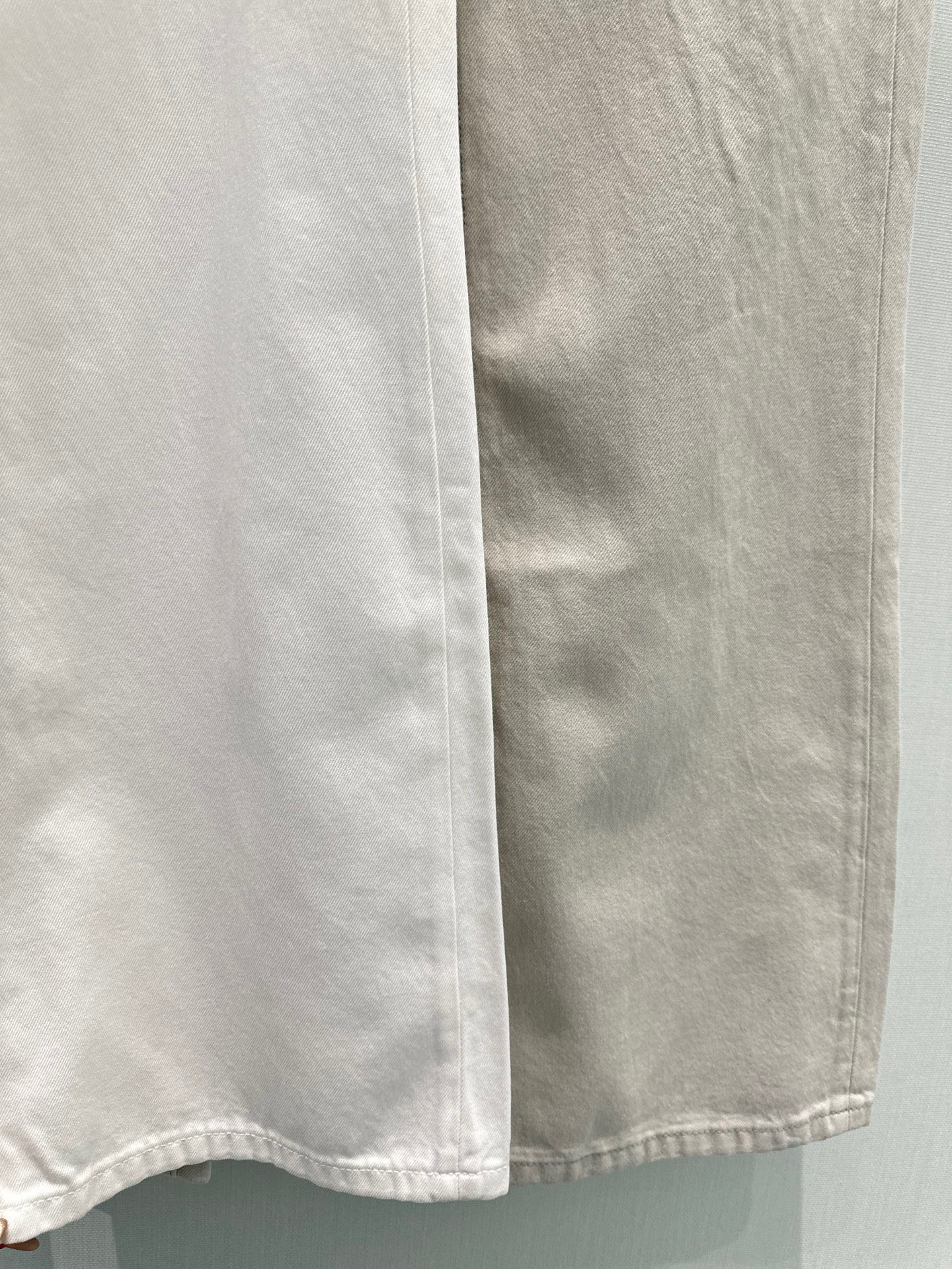 🛒𝐍𝐄𝐖 · 𝟐𝟎𝟐6/爆款现货【早春新款】原创｜简约小标刺绣牛仔裤采用高端定制面料，牛仔穿起来非常舒适