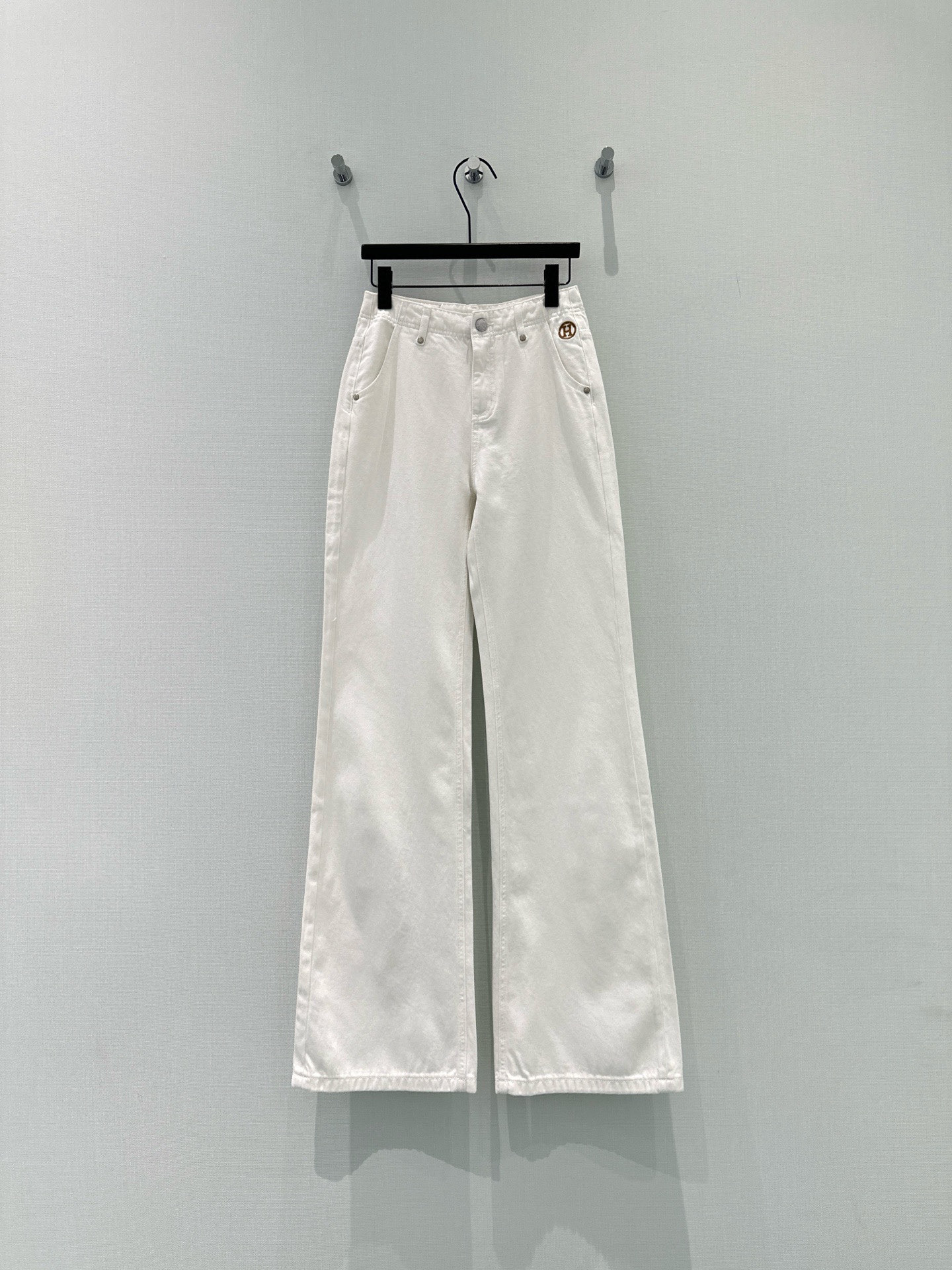 🛒𝐍𝐄𝐖 · 𝟐𝟎𝟐6/爆款现货【早春新款】原创｜简约小标刺绣牛仔裤采用高端定制面料，牛仔穿起来非常舒适