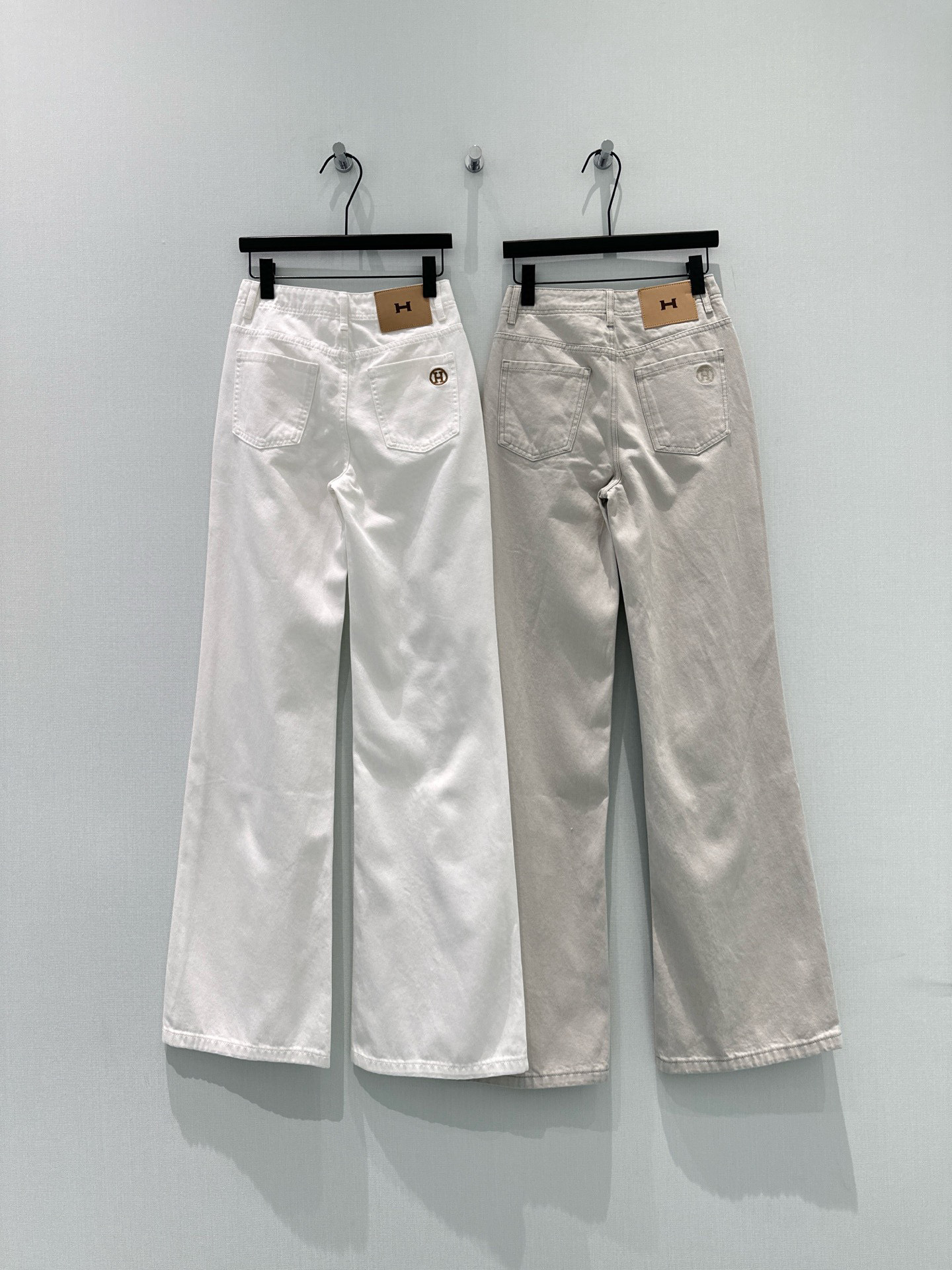 🛒𝐍𝐄𝐖 · 𝟐𝟎𝟐6/爆款现货【早春新款】原创｜简约小标刺绣牛仔裤采用高端定制面料，牛仔穿起来非常舒适