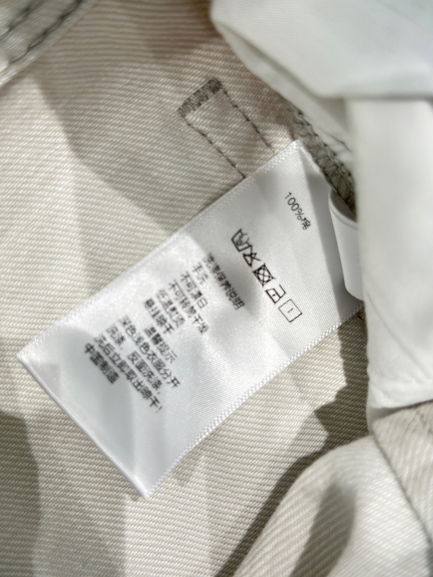 🛒𝐍𝐄𝐖 · 𝟐𝟎𝟐6/爆款现货【早春新款】原创｜简约小标刺绣牛仔裤采用高端定制面料，牛仔穿起来非常舒适