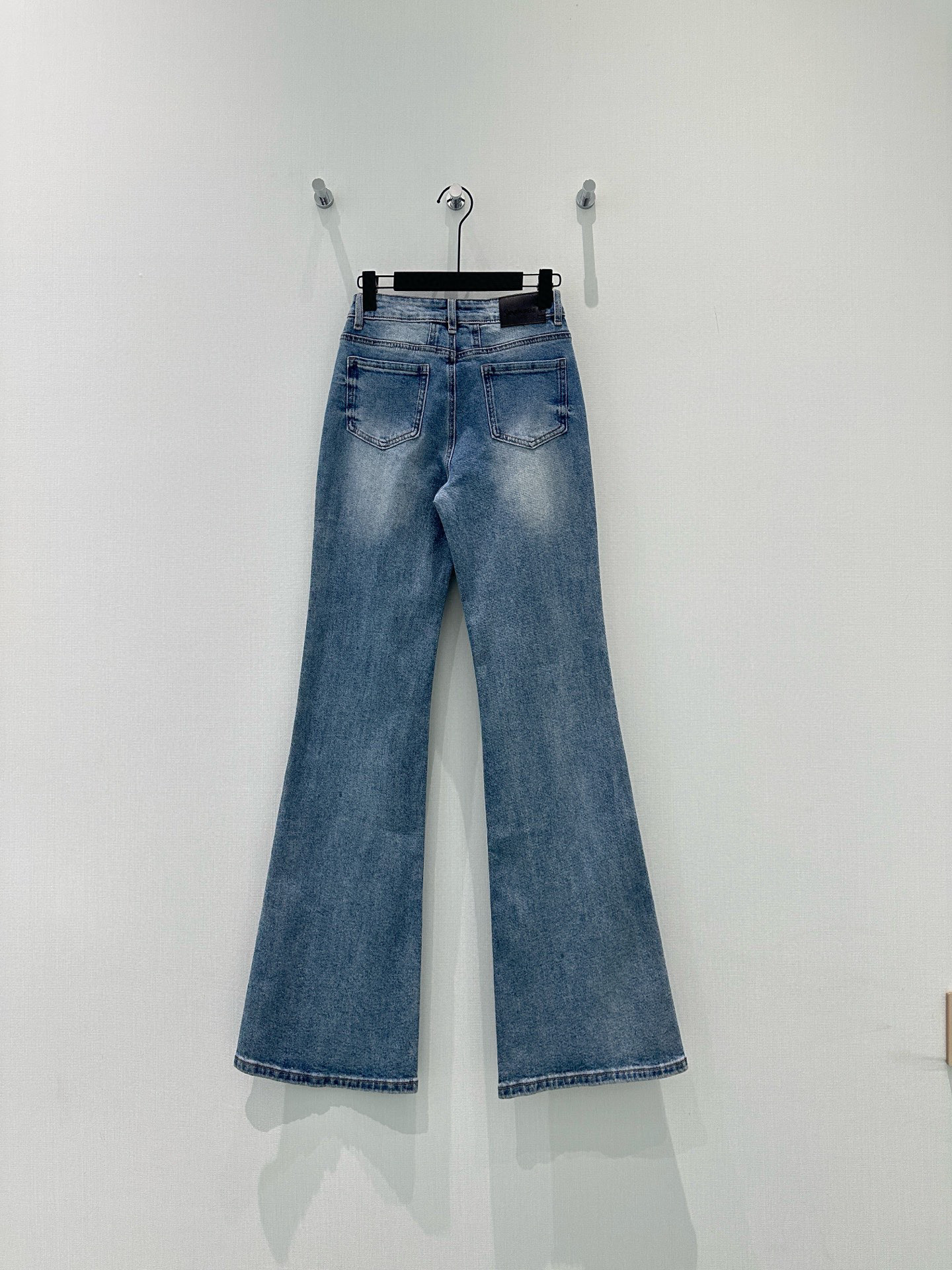 🛒𝐍𝐄𝐖 · 𝟐𝟎𝟐6/爆款现货【早春新款】原创｜压花渐变色微喇牛仔裤采用高端定制面料，牛仔穿起来非常舒